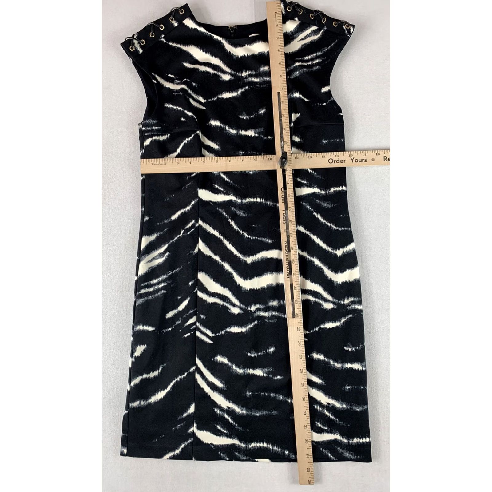 Michael Kors VINTAGE MICHAEL KORS SHEATH DRESS BLACK WHITE TIGER STRIPED WOMENS SMALL SLEEVELESS Size S / US 4 / IT 40 - 4 Thumbnail