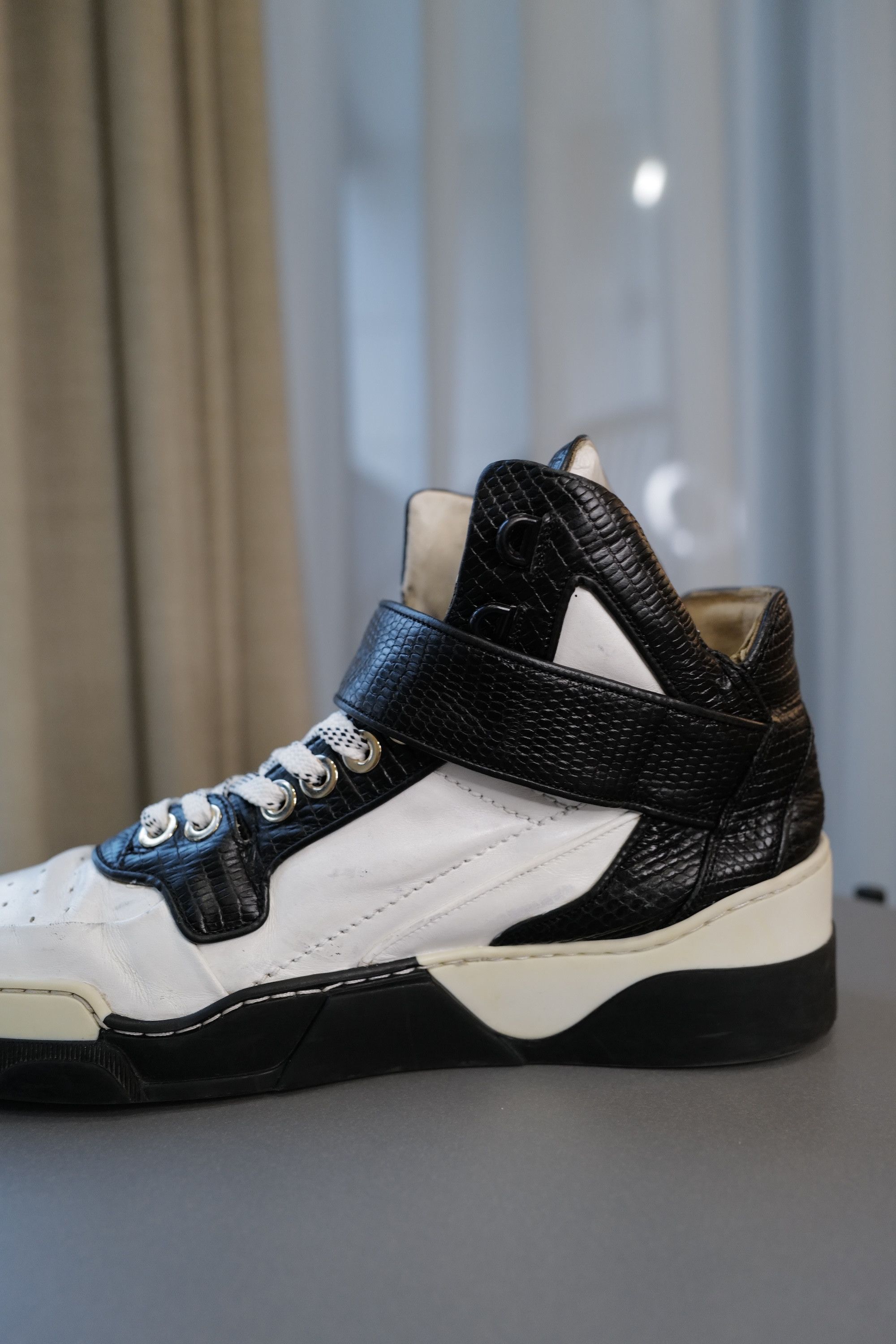 Givenchy Givenchy Hi Top Leather Sneakers Size US 8 / EU 41 - 15 Thumbnail