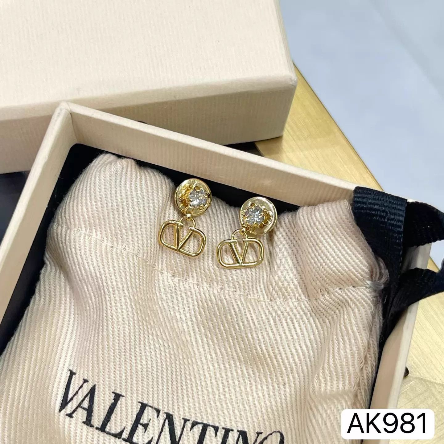 Valentino VALENTINO VLOGO SIGNATURE Gold Diamond V Earrings AK981 Size ONE SIZE - 4 Thumbnail