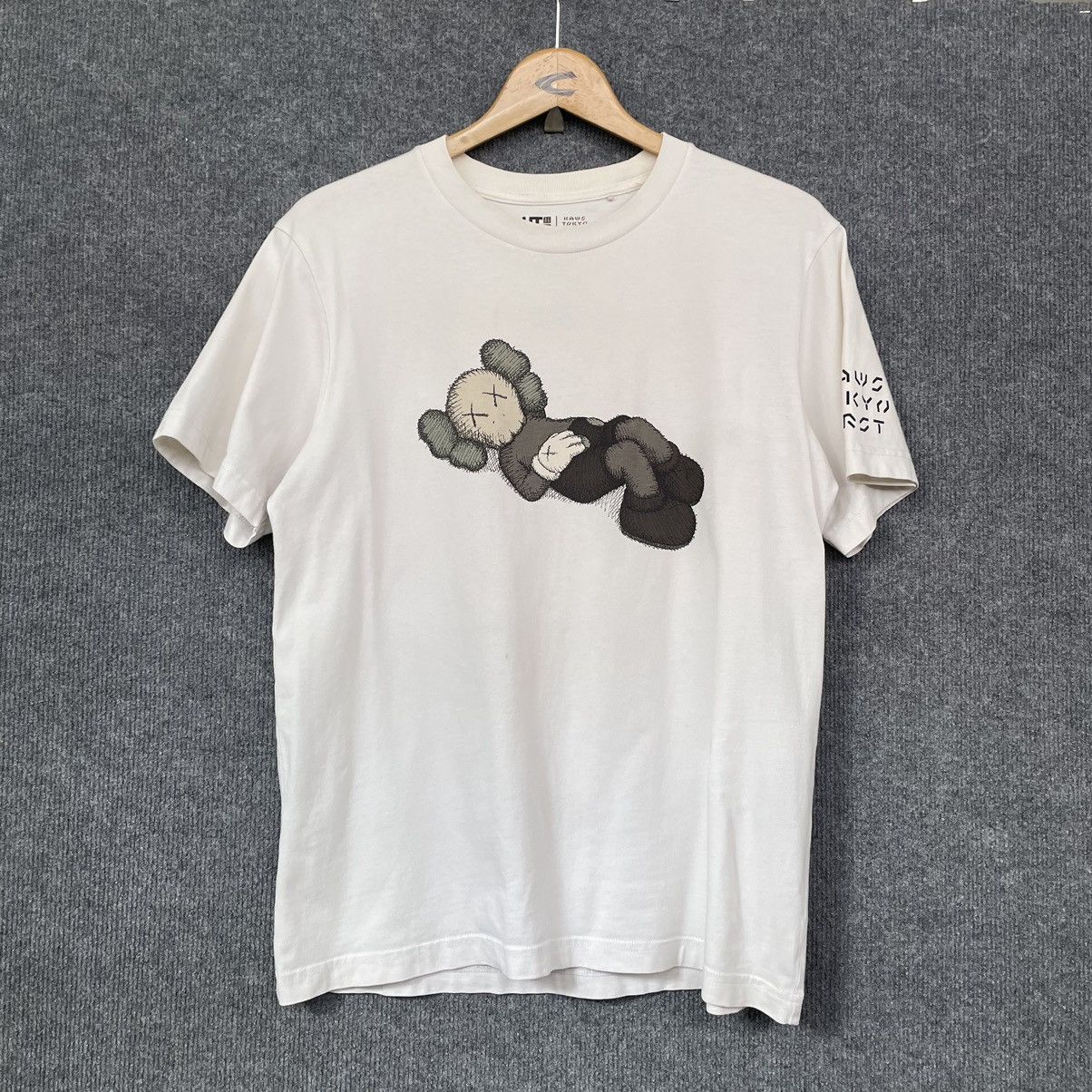 Japanese Brand × Kaws Kaws Tokyo First For Uniqlo Japan Edition T Shirt Size US M / EU 48-50 / 2 - 1 Thumbnail