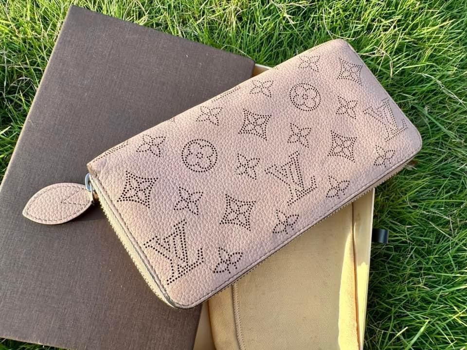 Louis Vuitton Authentic LOUIS VUITTON Pink Mahina Zippy Wallet Size ONE SIZE - 2 Thumbnail