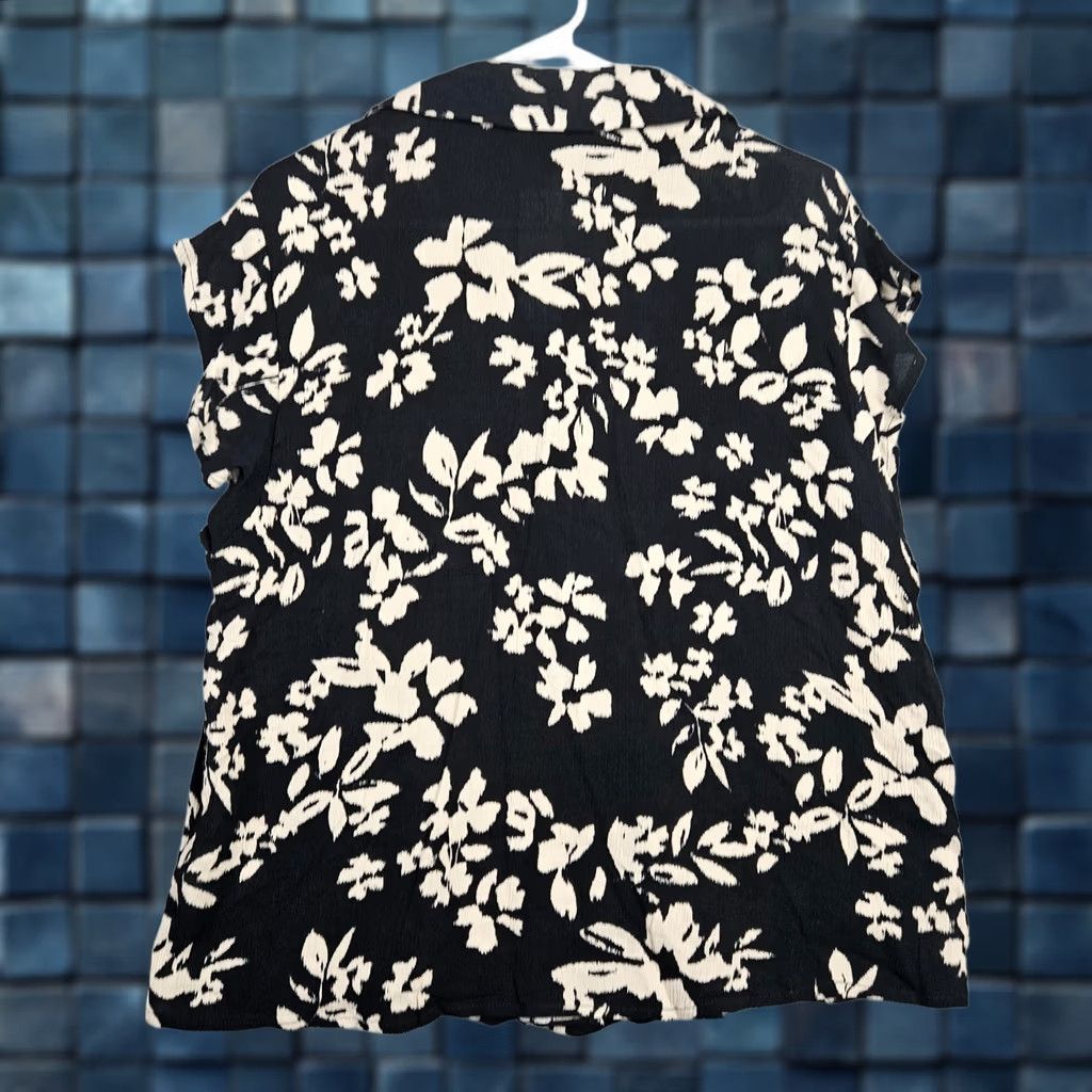 Vintage Bobeau Blouse Flutter Sleeve Black XL Womens Regular Rayon Button Front V-Neck Casual Shirt Size XL / US 12-14 / IT 48-50 - 1 Thumbnail
