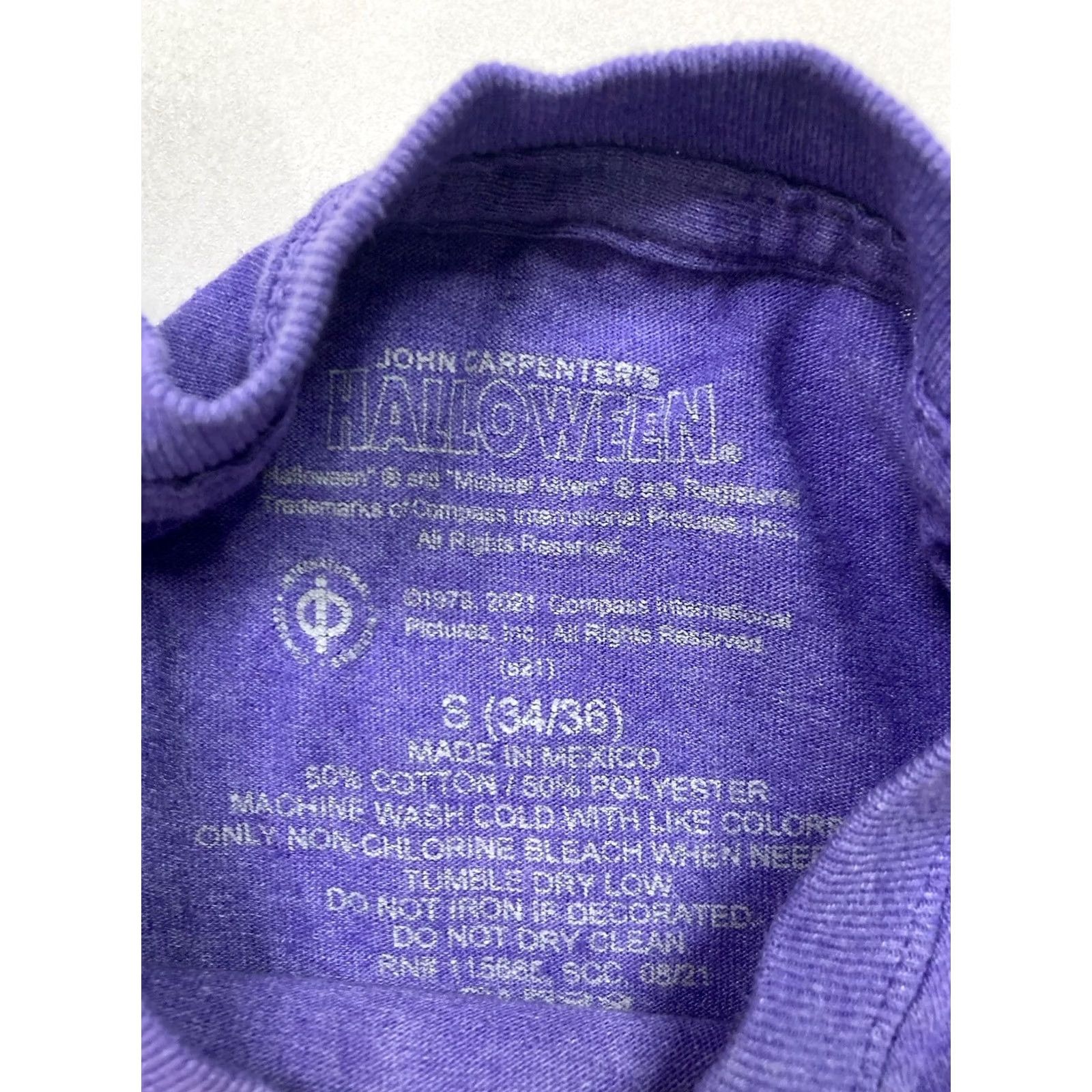 Vintage VINTAGE John Carpenter's Halloween Graphic T-shirt Men Small Purple Short Sleeve Size US S / EU 44-46 / 1 - 4 Thumbnail