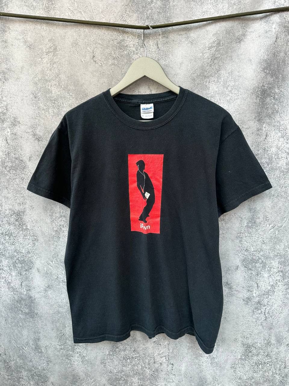 Vintage Gildan IPWN Parody T-Shirt y2k Short Sleeve Tee Size US M / EU 48-50 / 2 - 1 Thumbnail