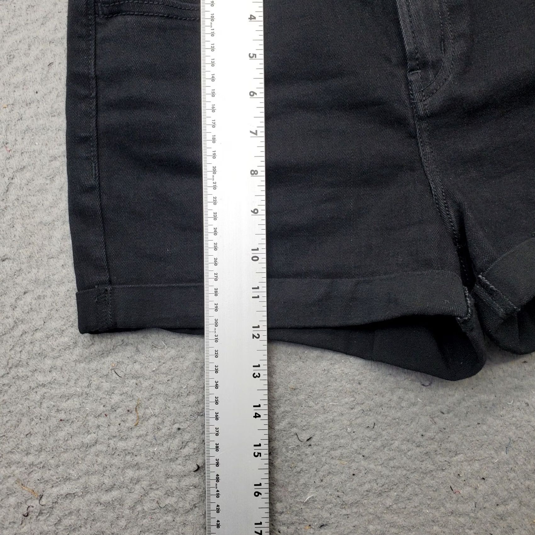Old Navy Old Navy Womens Shorts 4 Black Denim Stretch Comfort Cuffed Dark Wash Mid-Rise Children's? Size 27" / US 4 / IT 40 - 3 Thumbnail