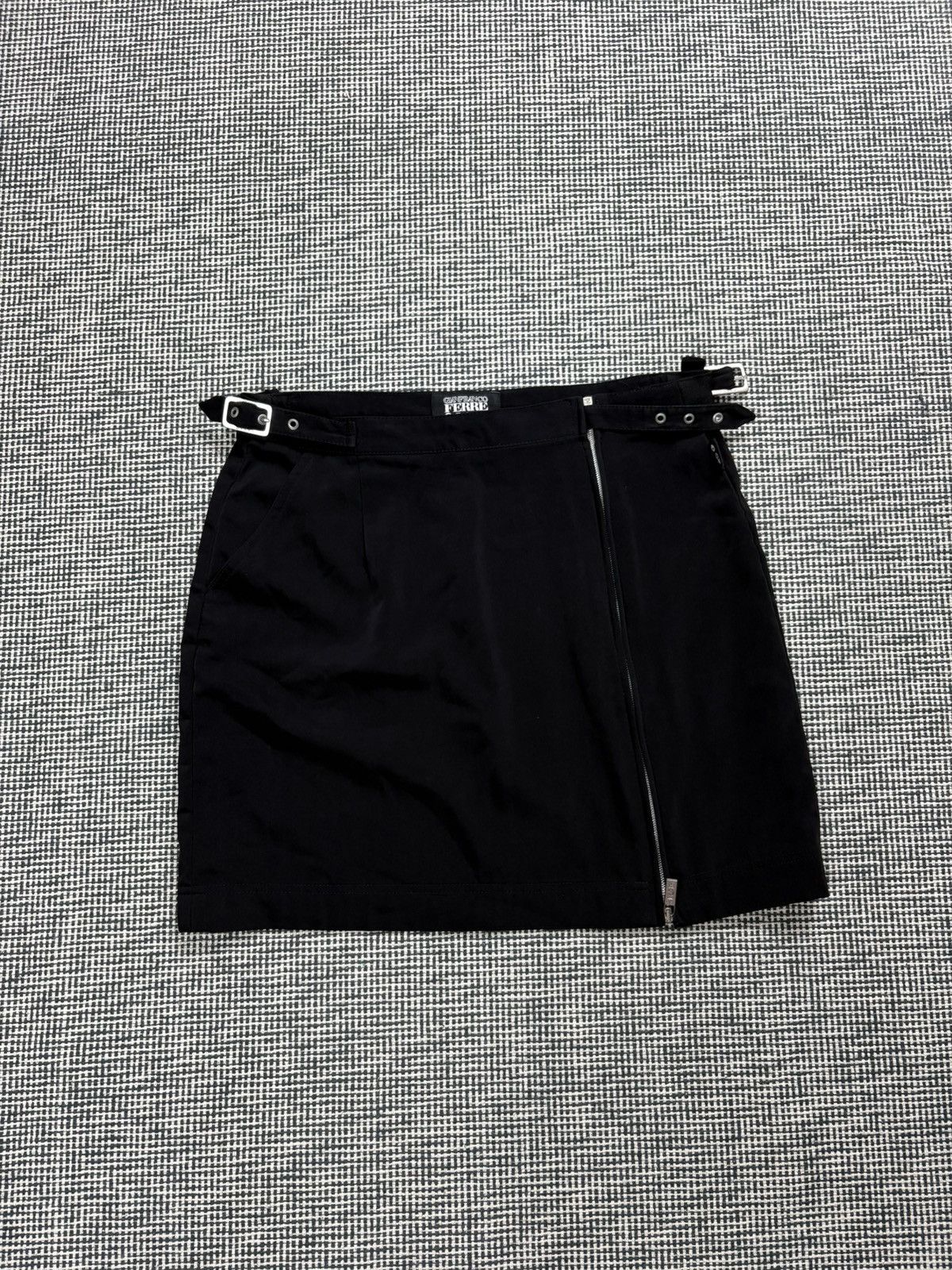 Gianfranco Ferre Gianfranco Ferre nylon bondage full zip skirt avant garde Size 30" / US 8 / IT 44 - 1 Thumbnail