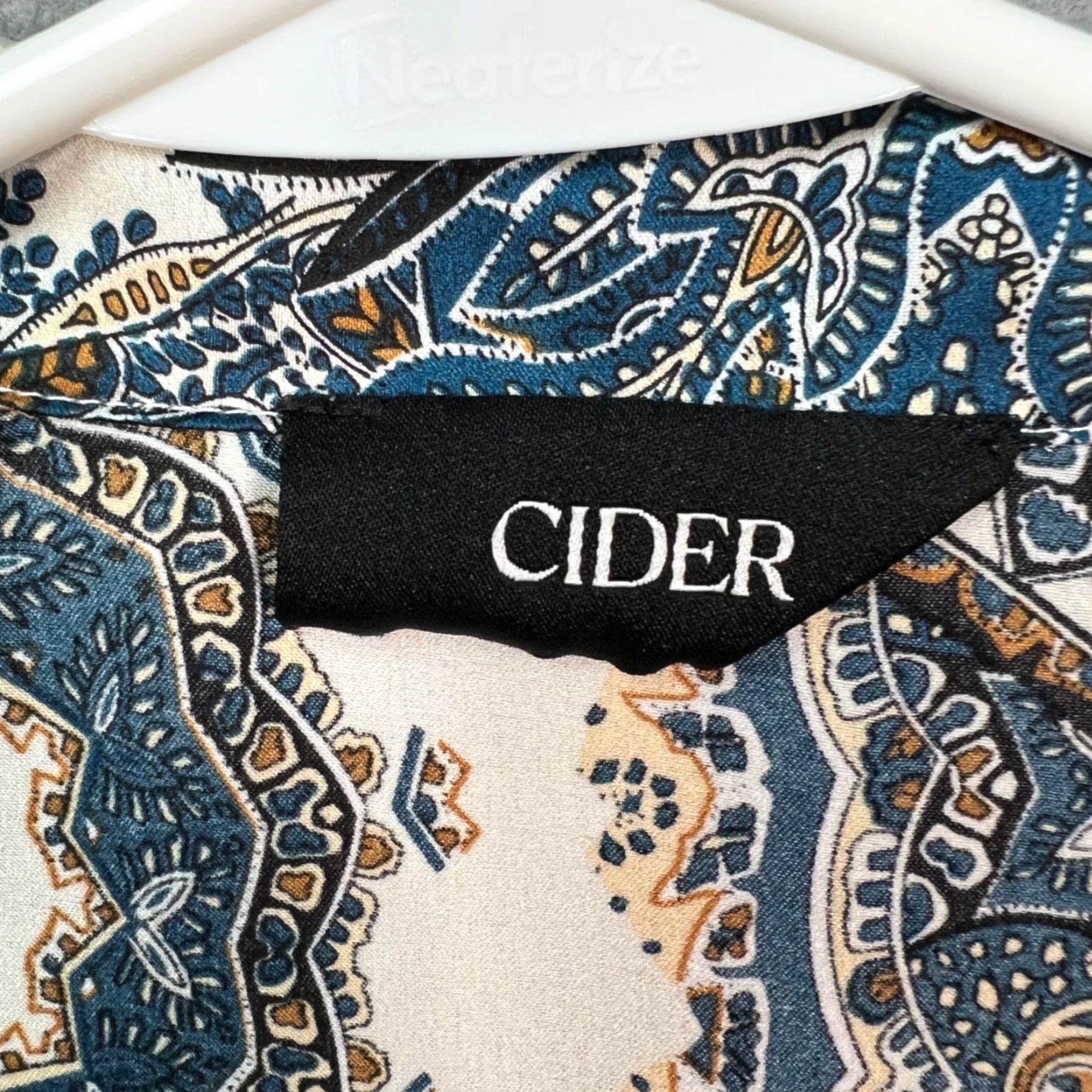 Cider Cider Shirt Womens Medium Paisley Print Short-Sleeve Button-Up Blue Satin Polyester Down Collar Casual 90s? (adjust as per allowed: no extra) Size M / US 6-8 / IT 42-44 - 3 Thumbnail