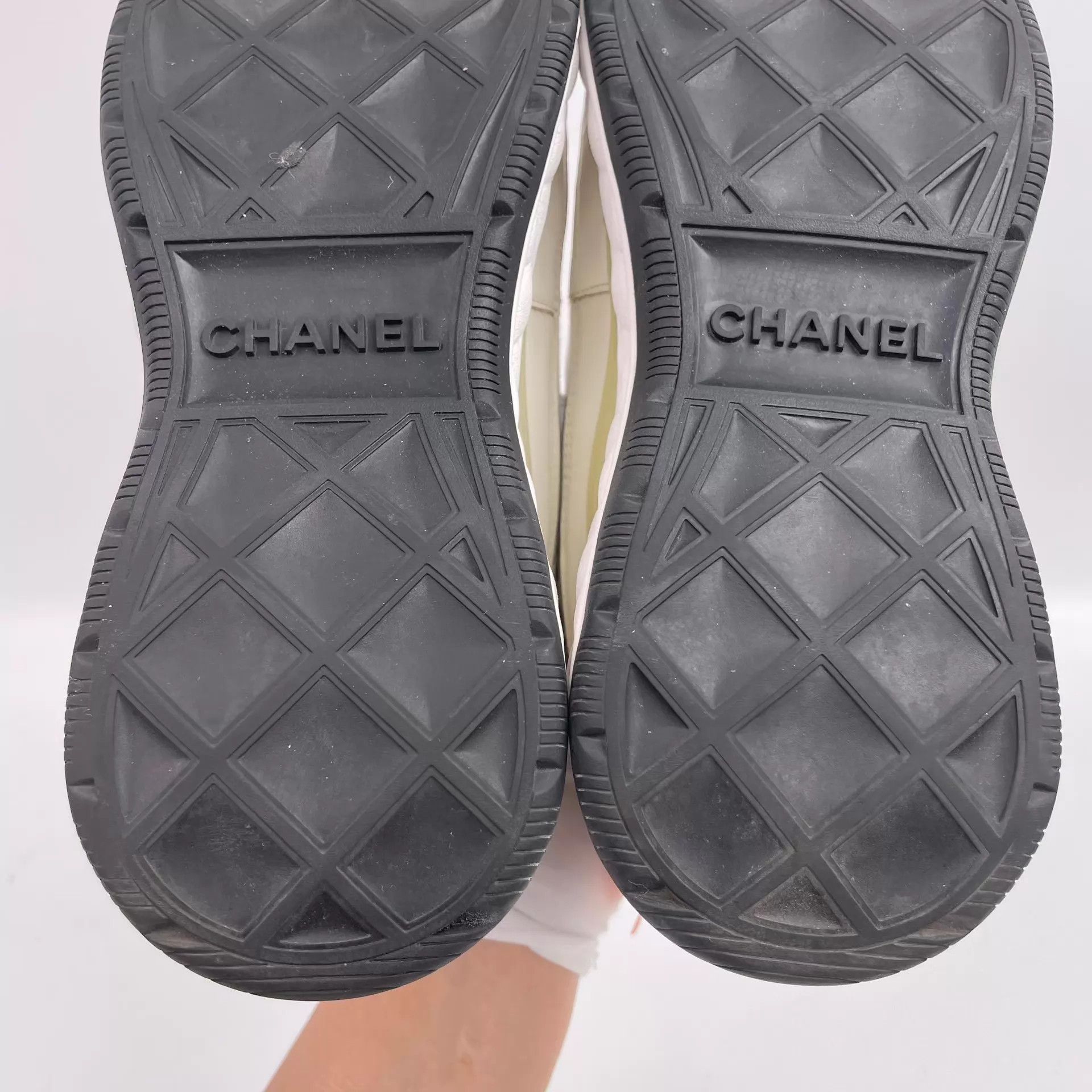 Chanel Chanel Platinum Velvet Air Cushion Sneaker Women's Size US 7.5 / IT 37.5 - 7 Thumbnail