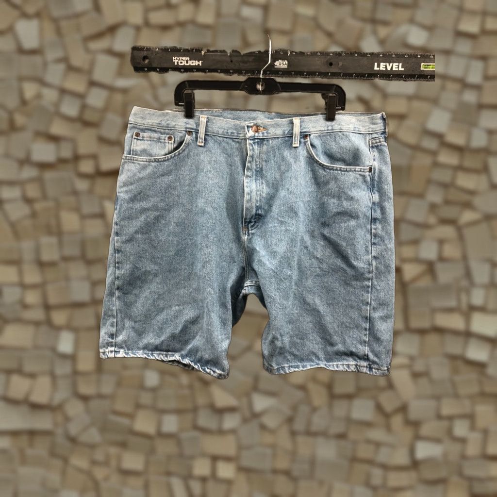 Wrangler Wrangler Relaxed Fit Shorts Mens Size 42 Mid Rise Medium Wash Denim Bermuda 5-Pocket Blue Mens Regular Waist 42 in Denim Cotton Blend Size US 42 / EU 58 - 1 Thumbnail