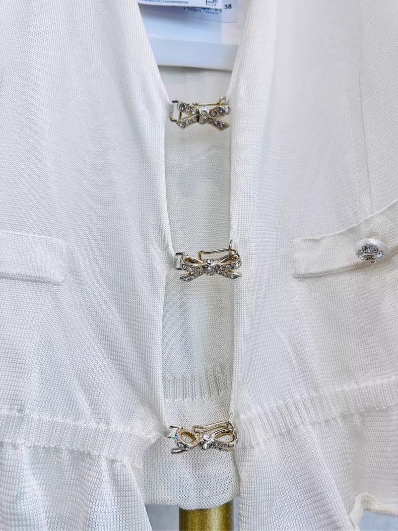 Chanel Chanel 23s white bow diamond buckle cardigan coat Size XS / US 0-2 / IT 36-38 - 2 Thumbnail