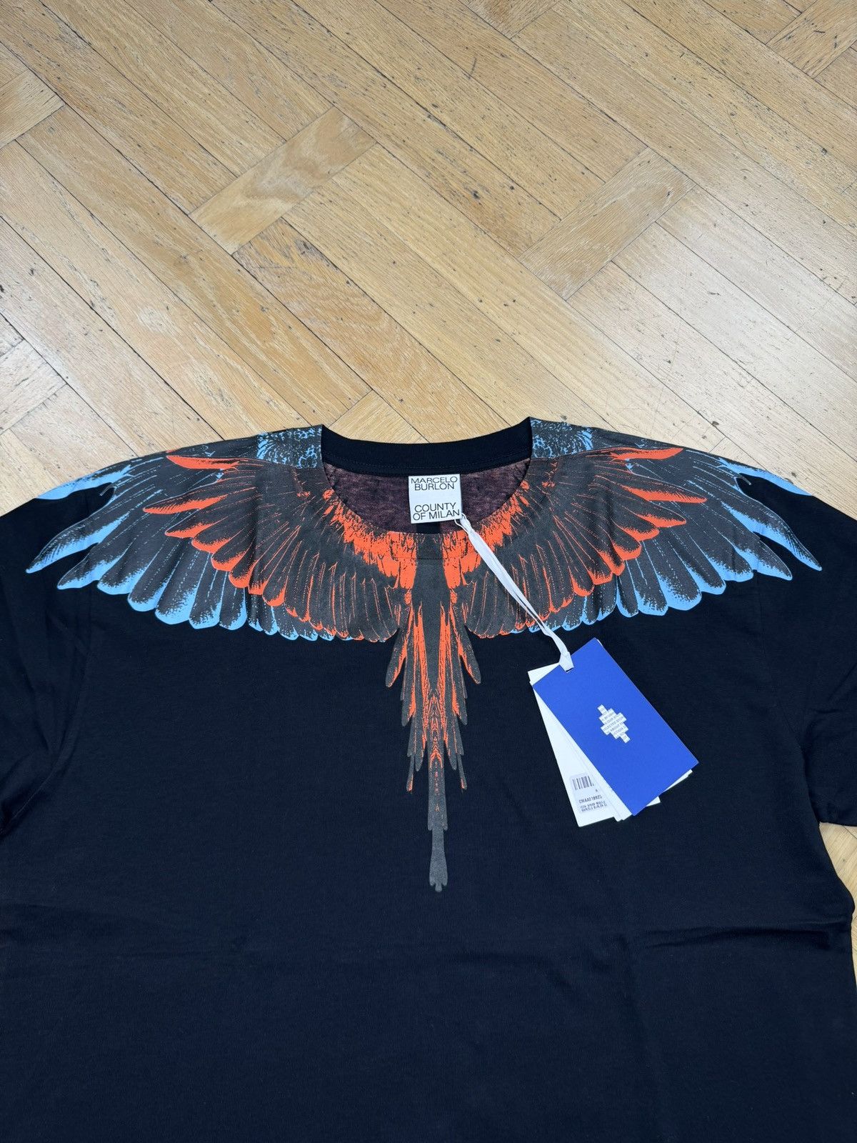 Marcelo Burlon MARCELO BURLON WING TEE ORANGE BLUE BLACK Size US XL / EU 56 / 4 - 3 Thumbnail
