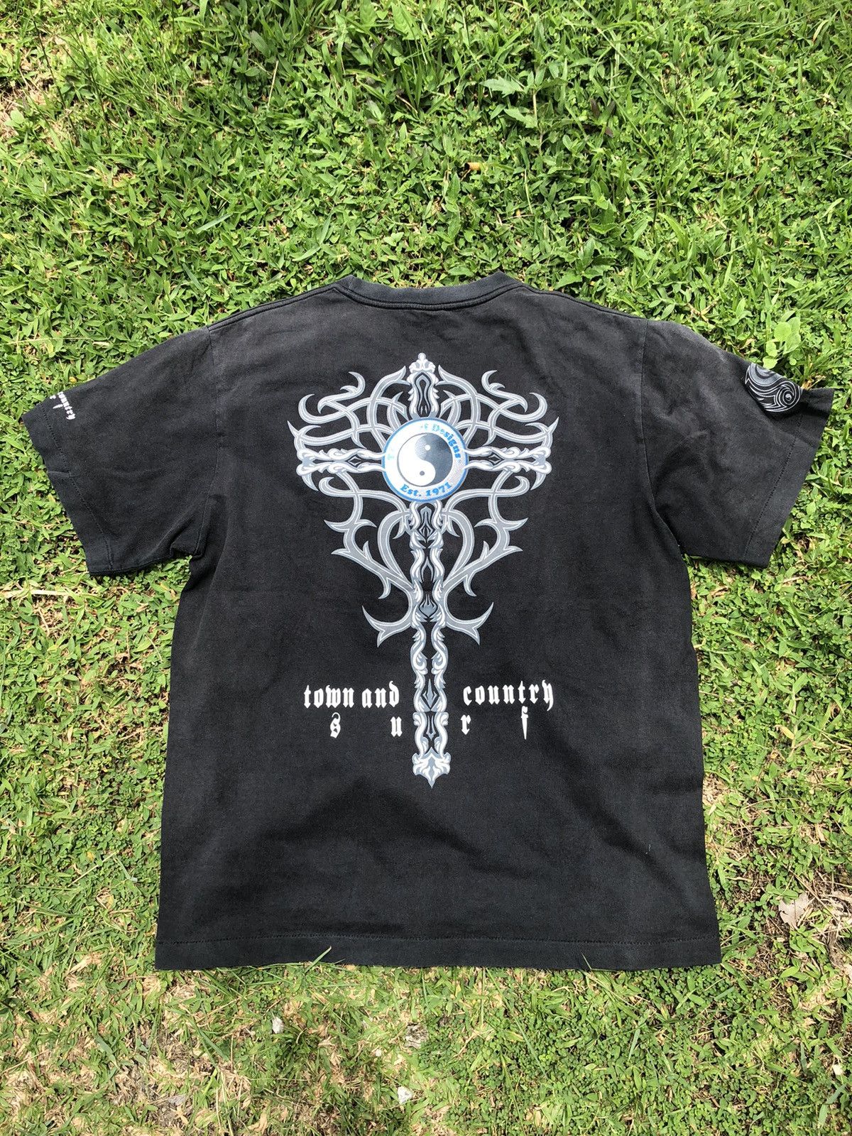 Vintage RARE Vintage Y2K Sunfaded T&C Cross Tribal Gothic Tshirt Size US L / EU 52-54 / 3 - 1 Thumbnail