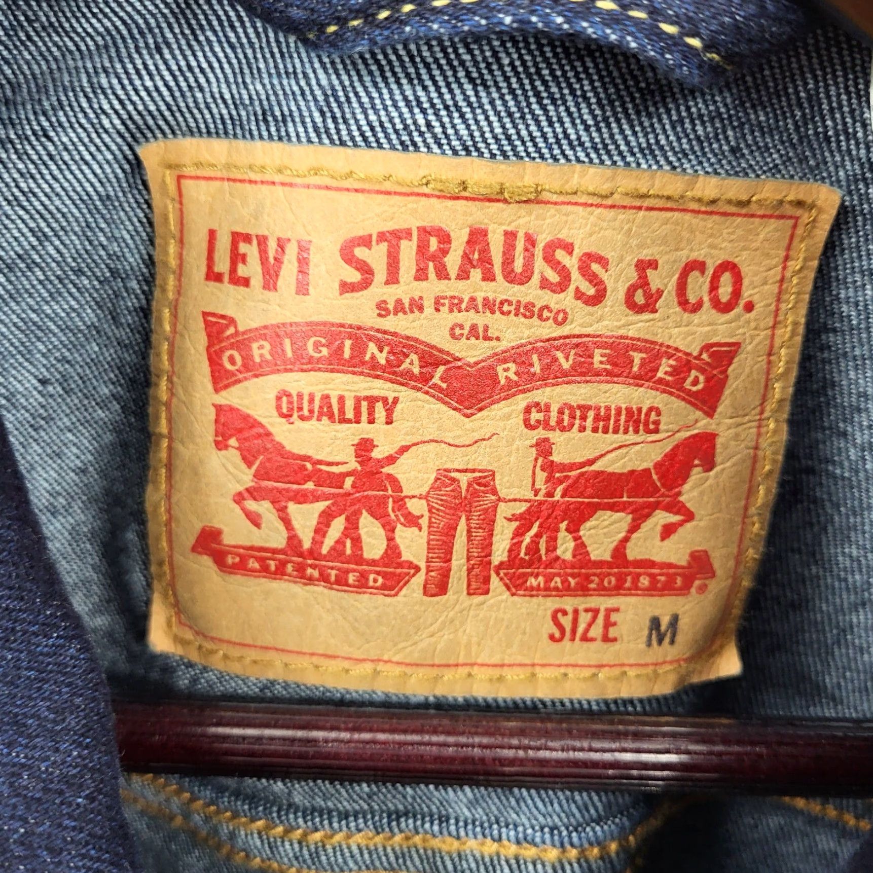 Levi's VINTAGE Levi's Trucker Jacket Mens Medium Blue NWT Dark Wash 90s Classic USA Jacket/Coat Short Chest 46 Mens Regular Size US M / EU 48-50 / 2 - 5 Thumbnail