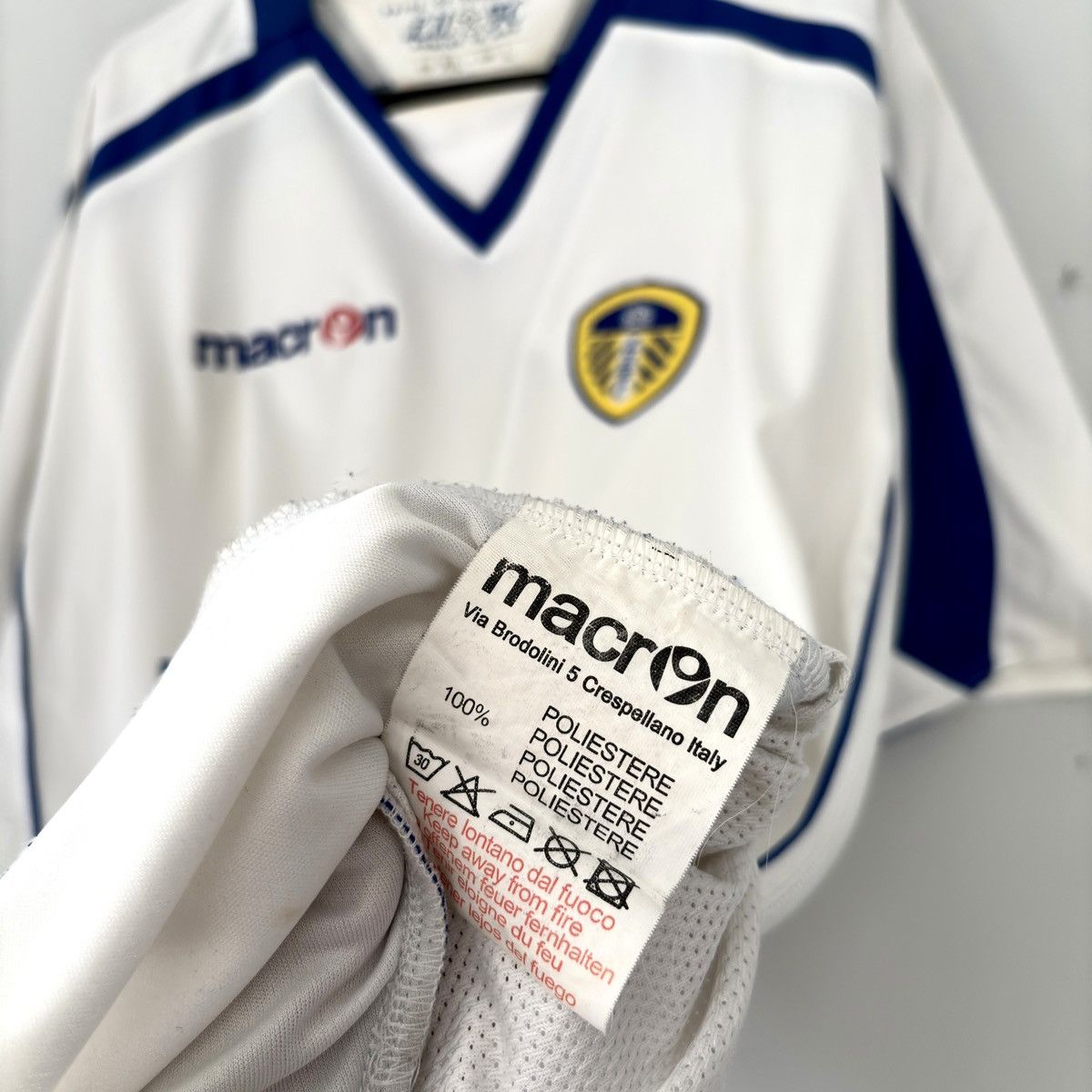 Vintage 2008 2009 Leeds United Vintage Macron Home it Soccer Jersey Size US L / EU 52-54 / 3 - 7 Thumbnail