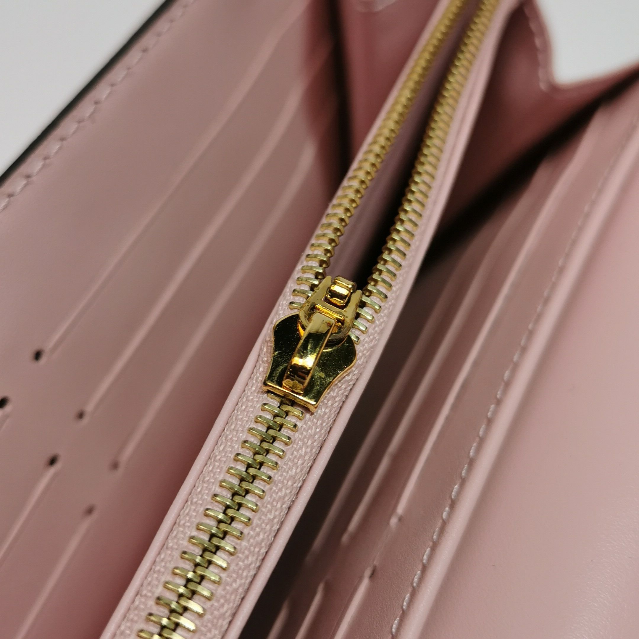 Louis Vuitton Louis Vuitton (LV) Sarah patent leather embossed monogram s Size ONE SIZE - 5 Thumbnail