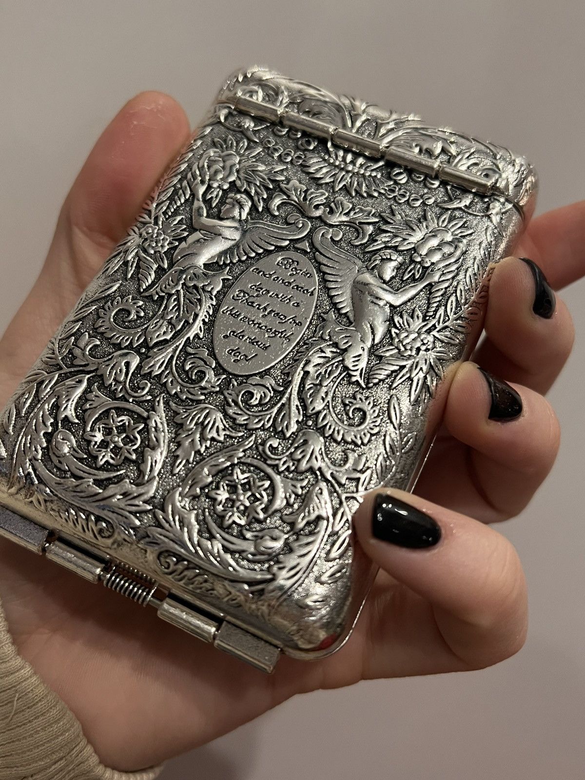 Vintage Vintage embossed cigarette case angel floral renaissance Size ONE SIZE - 10 Thumbnail