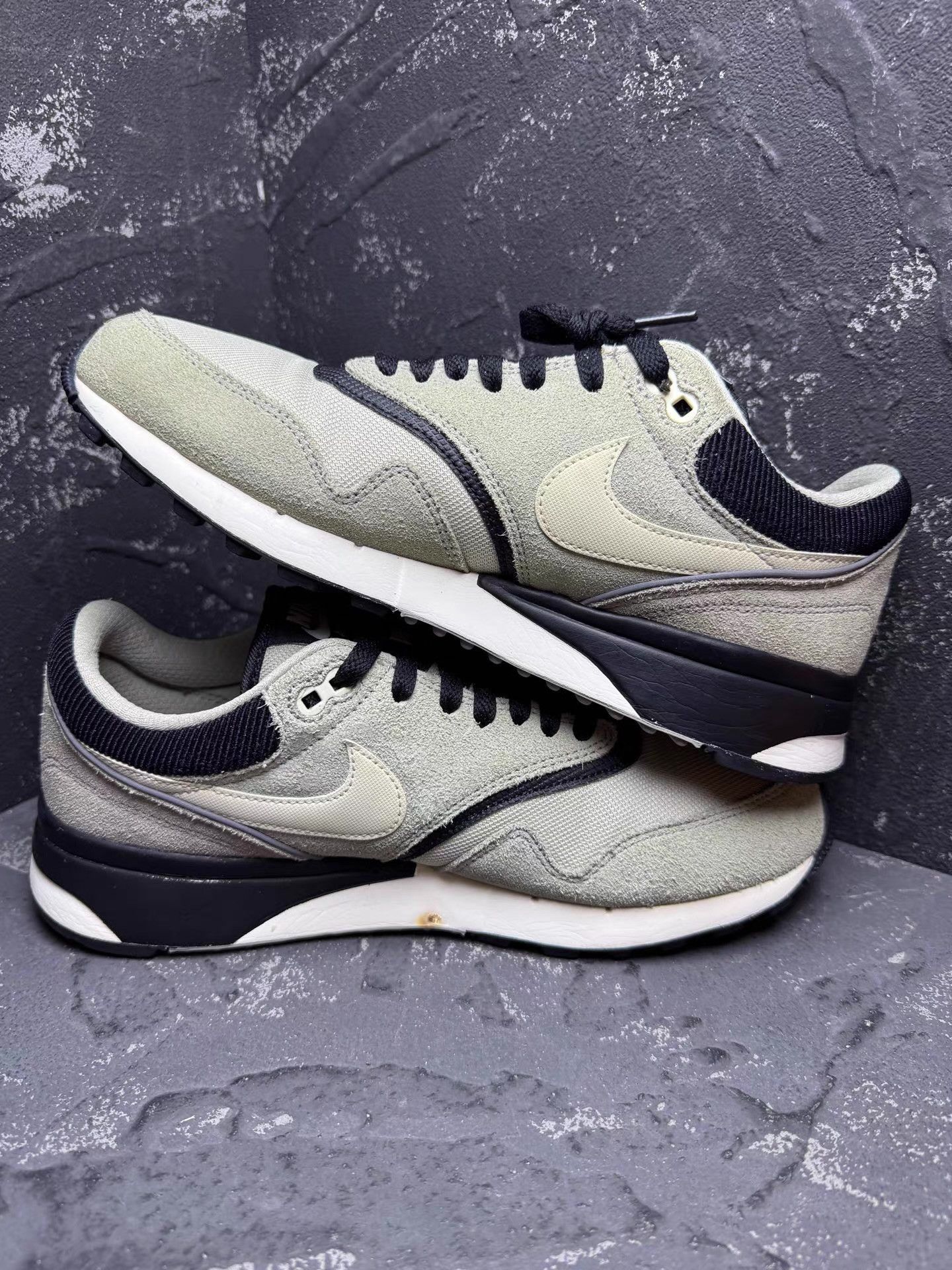 Nike Nike Black & White Suede Running Shoes Q10 Size US 8.5 / EU 41-42 - 4 Thumbnail