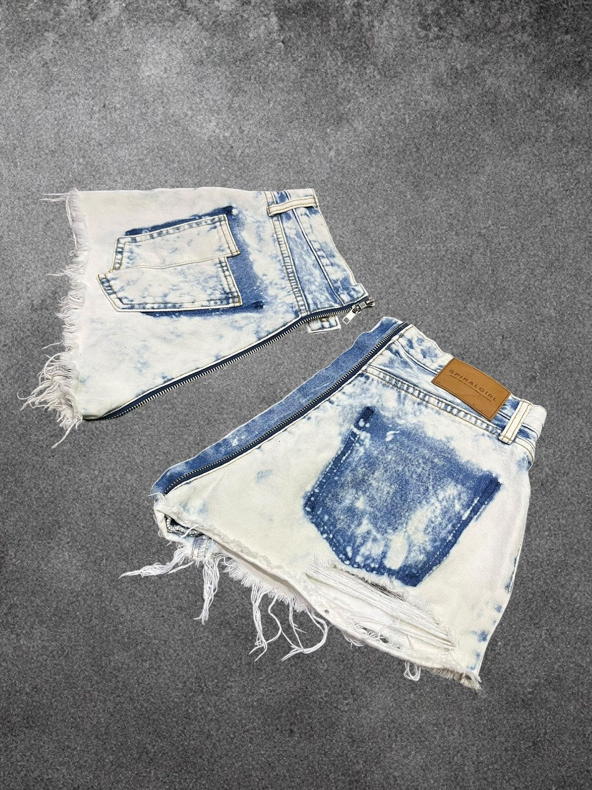 Fashion Victim Spiral Girl Split Zip Distressed Bleach Denim Hot Pants Size 25" / US 0 / IT 36 - 8 Thumbnail