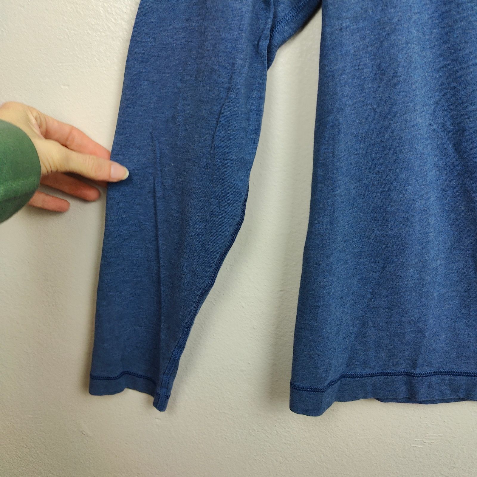 Lululemon Lululemon V-Neck T-Shirt Womens Medium Blue Heather Size M / US 6-8 / IT 42-44 - 4 Thumbnail