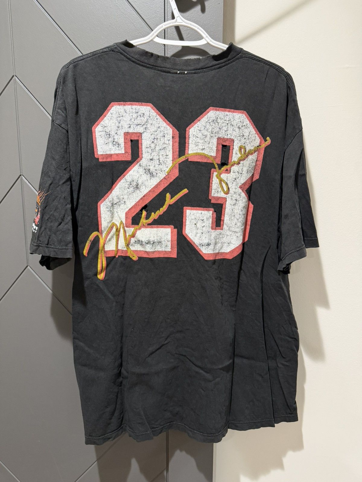 Nike Vintage 1990’s Michael Jordan The Restaurant Tee Size US L / EU 52-54 / 3 - 1 Thumbnail