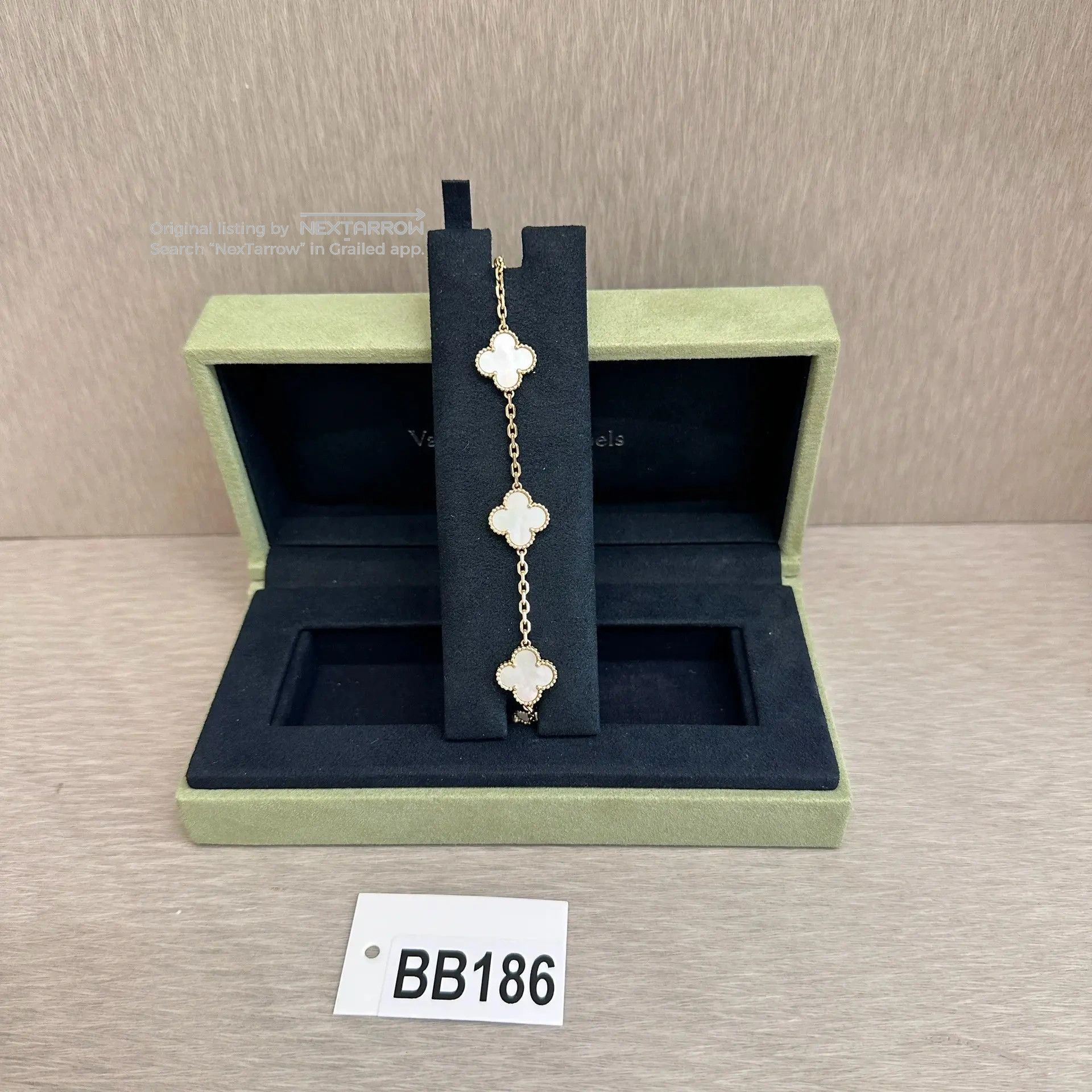 Van Cleef & Arpels Five-Link Mop Bracelet 18k in White, Women's — image 2 of 6