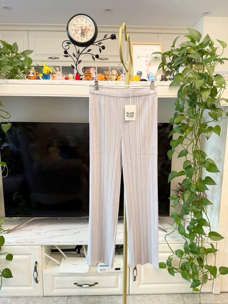Issey Miyake Issey Miyake size:0 Light grey pleated pants Size 42" / US 20 - 1 Thumbnail