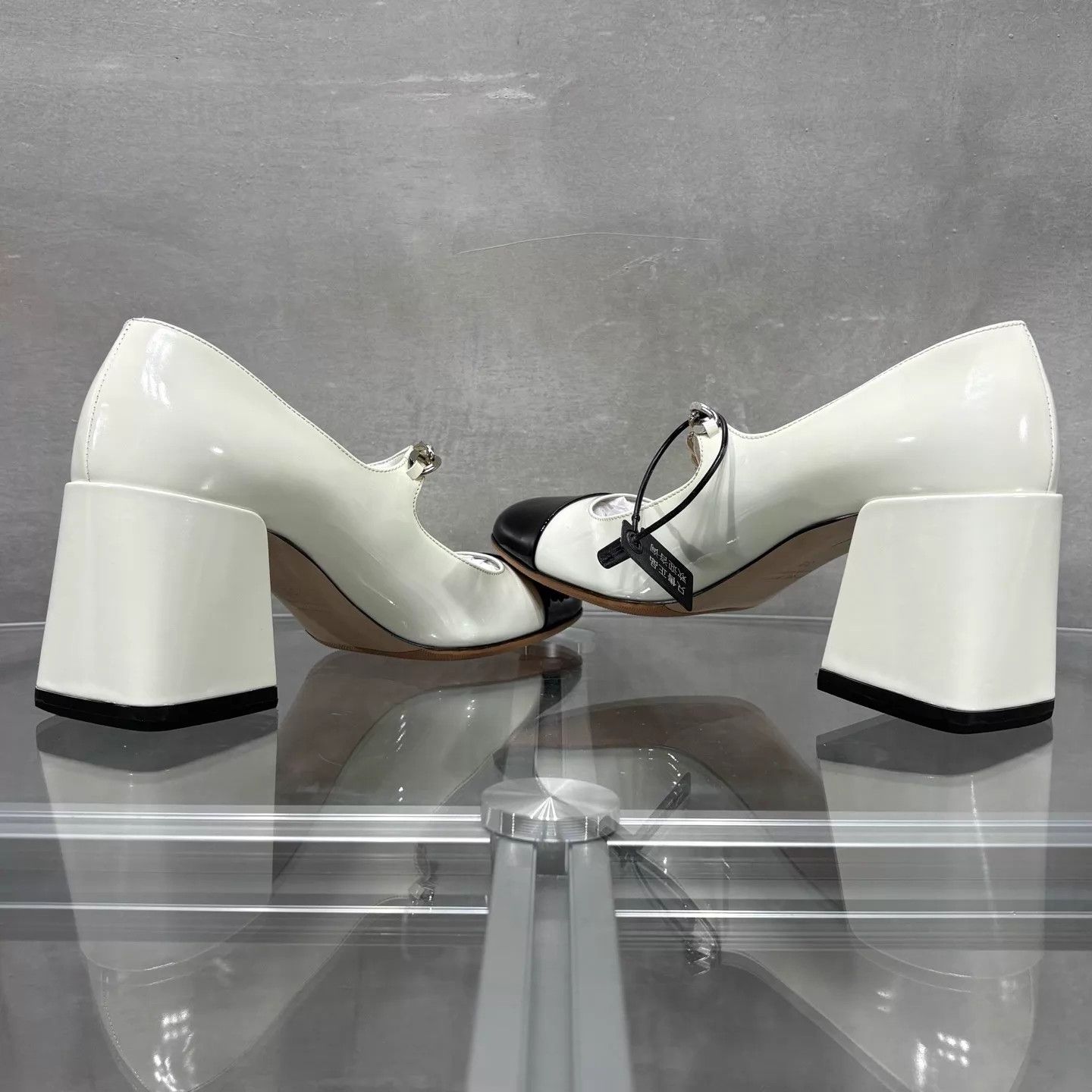 Miu Miu MIU MIU Black & White Block Heel Mary Jane 38 Size US 7.5 / IT 37.5 - 5 Thumbnail