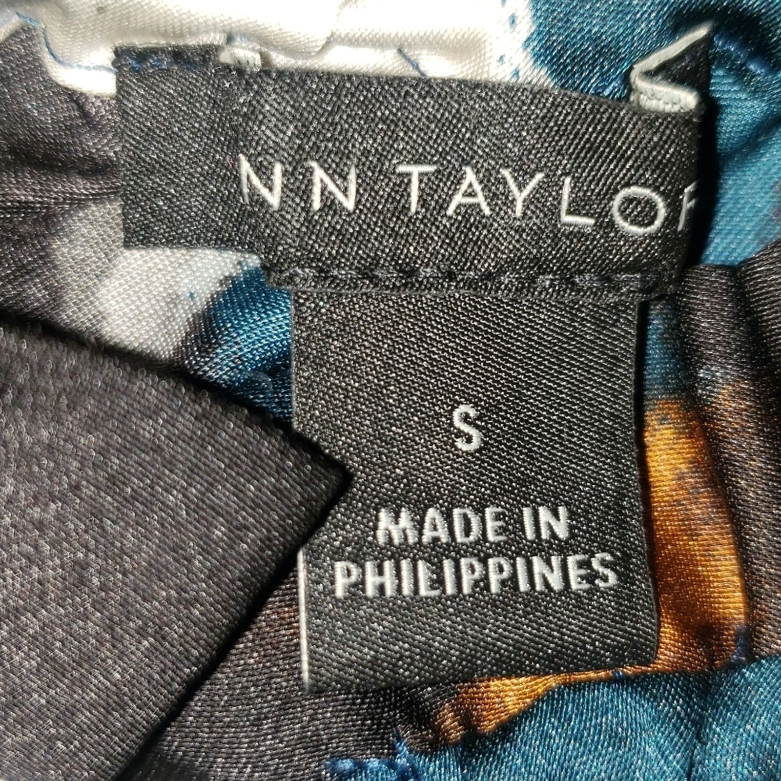 Ann Taylor EUC Ann Taylor Sz S paint brush style top closet staple Size S / US 4 / IT 40 - 8 Thumbnail