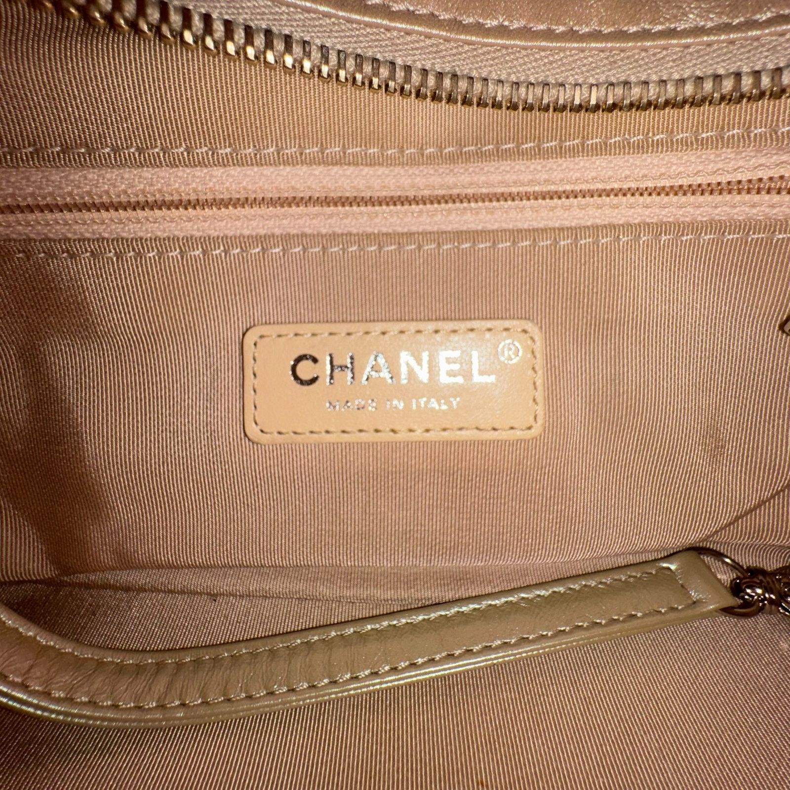 Chanel Chanel Gabrielle Metallic Matelassse Leather Shoulder Bag Size ONE SIZE - 9 Thumbnail