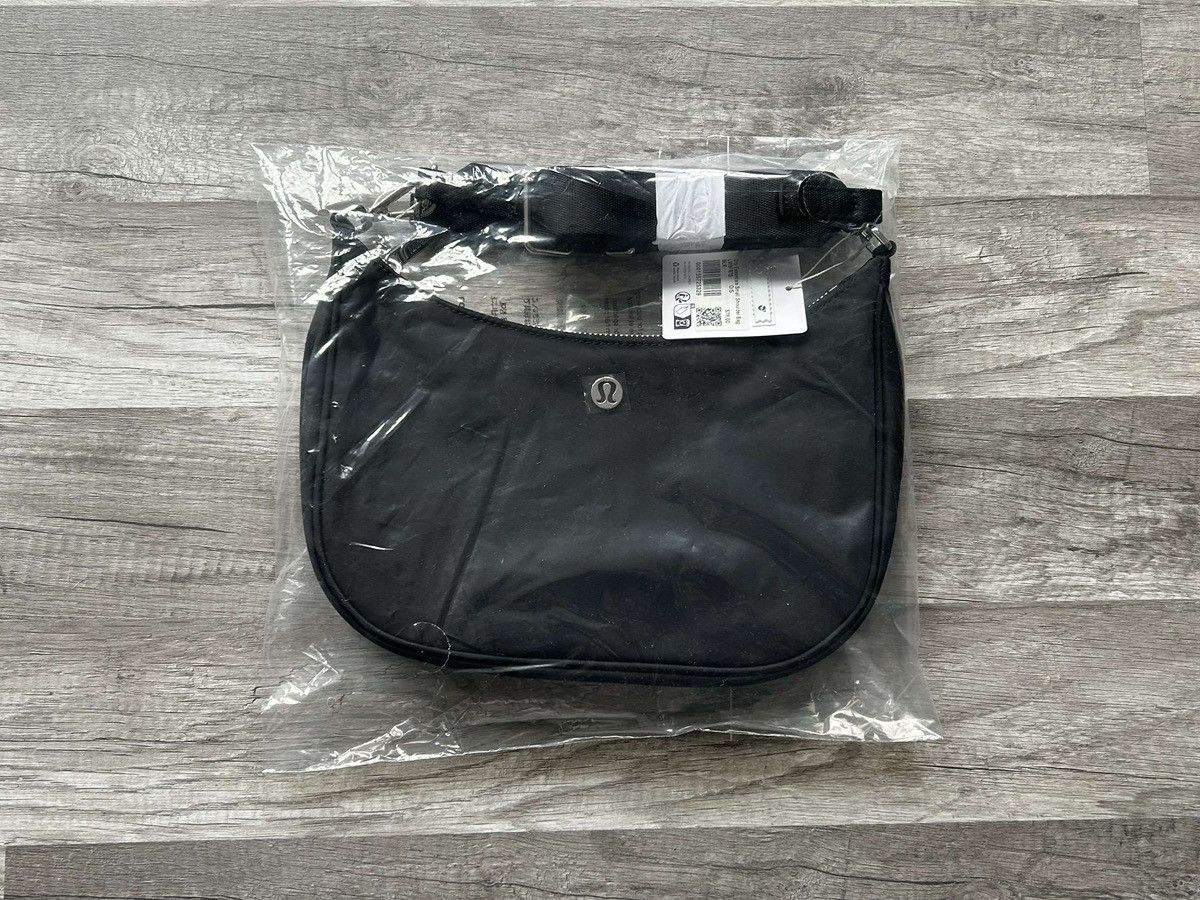Lululemon Lululemon City Essentials Small Shoulder Bag Black 3L Size ONE SIZE - 7 Thumbnail