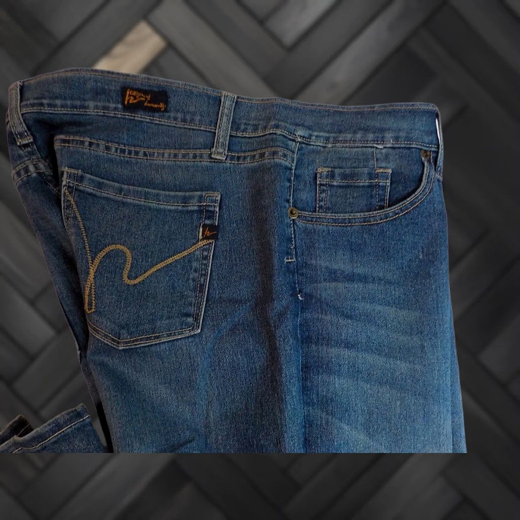 Citizens Of Humanity Citizens of Humanity Kelly #001 Low Bootcut Jeans Blue Medium Wash 31x34 Womens Jeans Blue Medium Wash 5 Pockets Good Condition Size 24" / US 00 / IT 34 - 1 Thumbnail