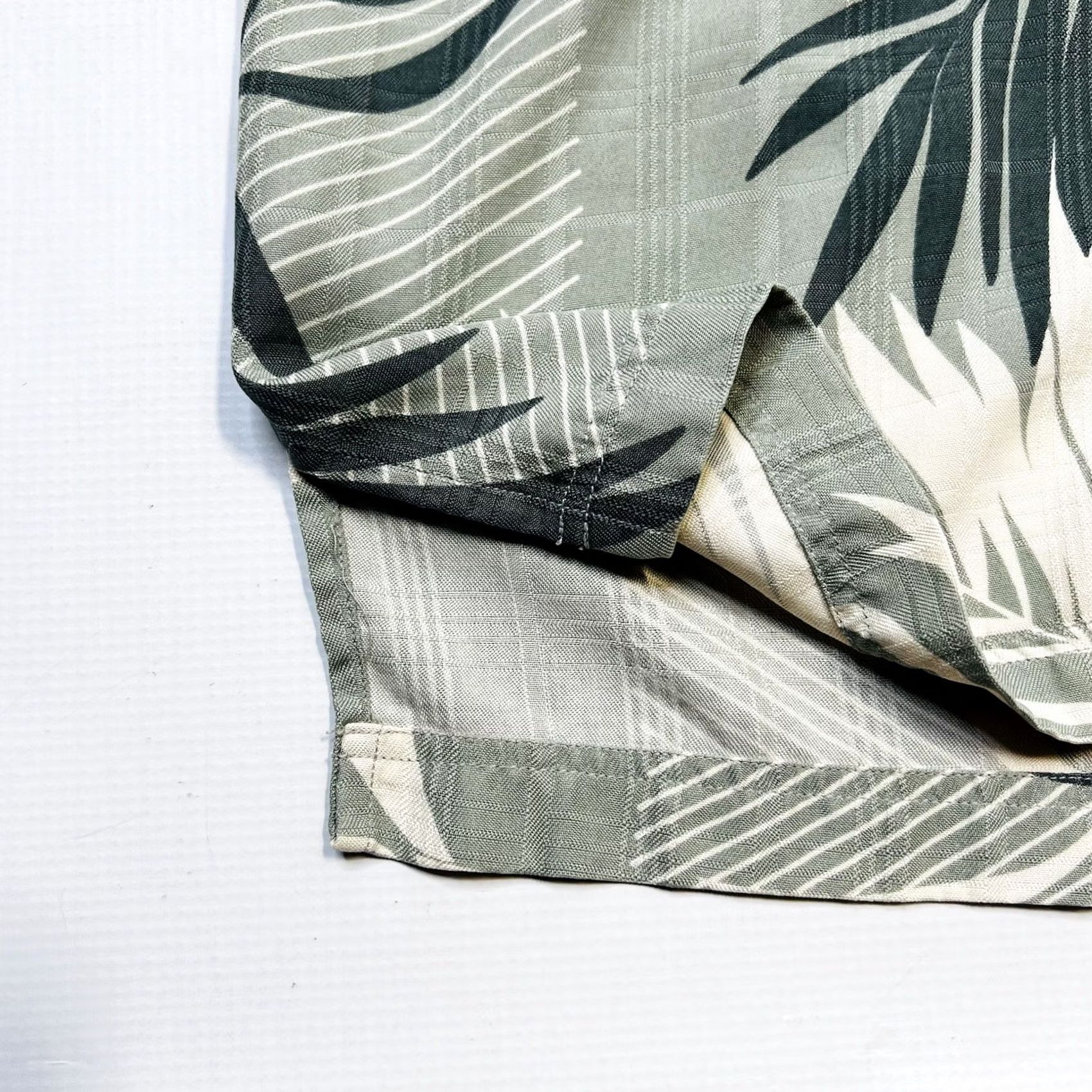Tommy Bahama VINTAGE Tommy Bahama Shirt Palm Leaf 100% Silk Short Sleeve Green Beige L Mens Regular Button-Up Shirt Size US L / EU 52-54 / 3 - 6 Thumbnail