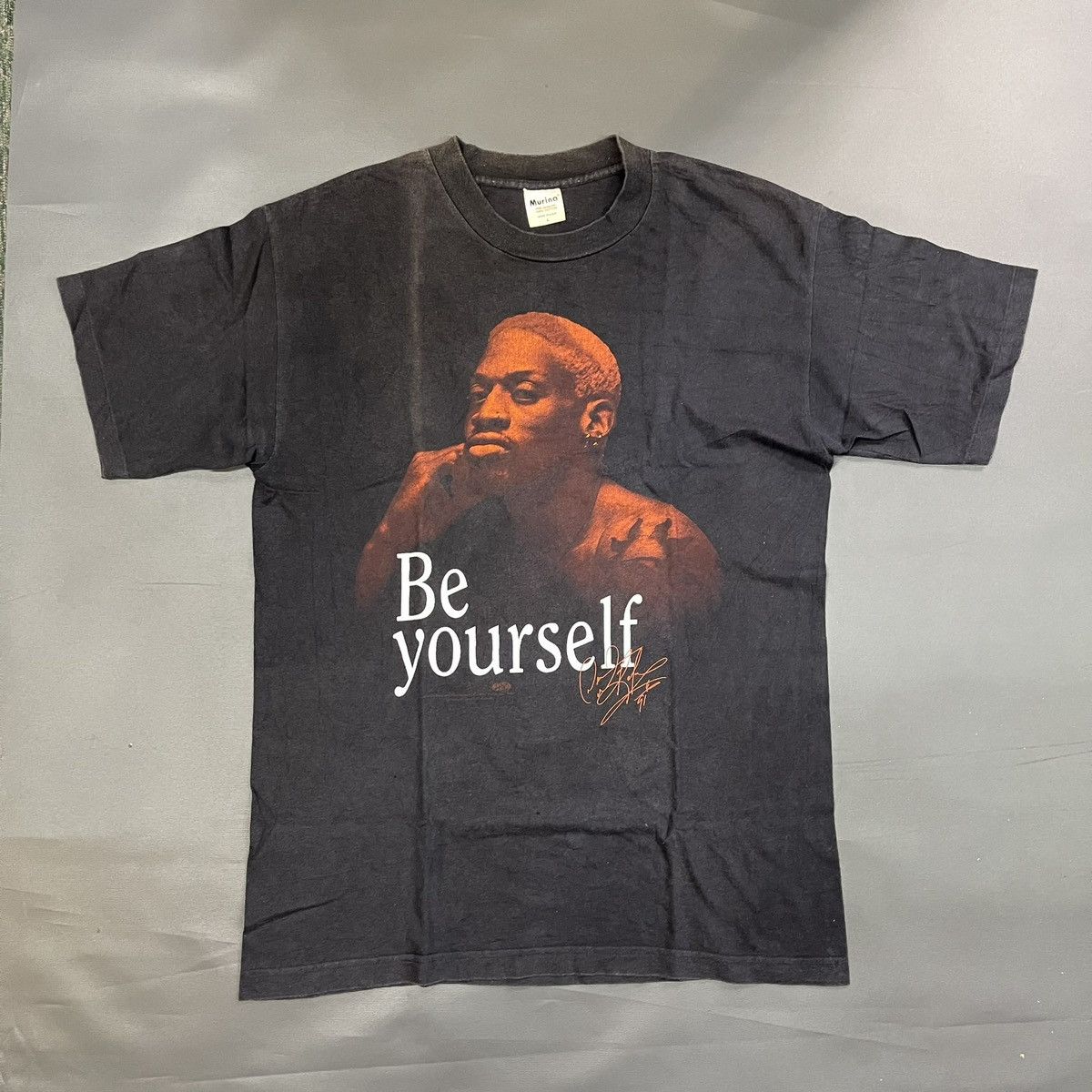 NBA × Vintage VINTAGE DENNIS RODMAN SIGNATURE 1997 90s T SHIRT Size US L / EU 52-54 / 3 - 1 Thumbnail