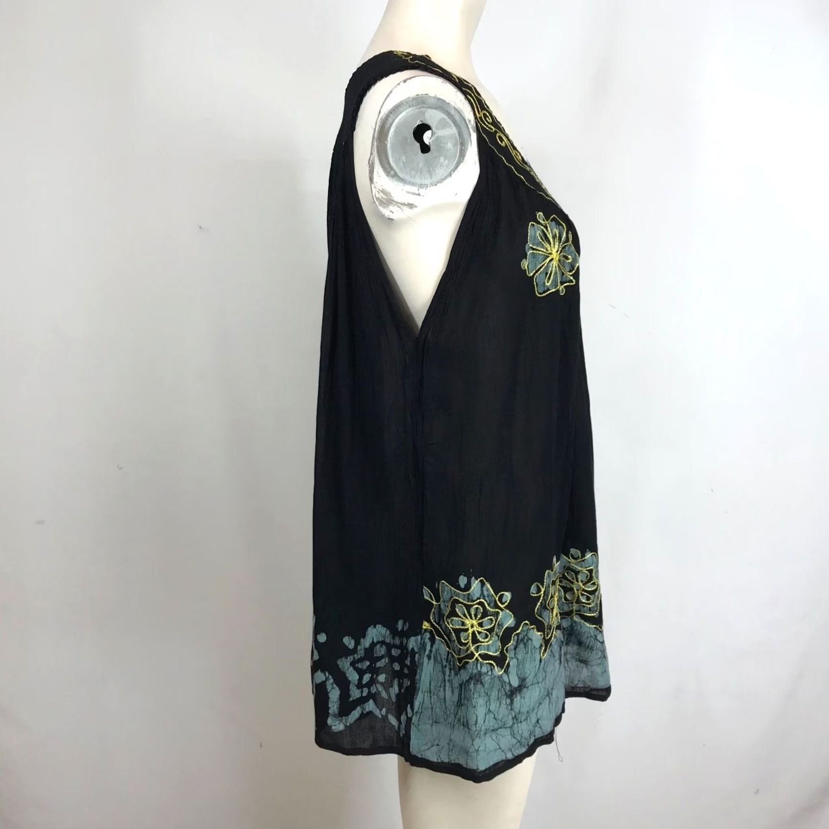 Vintage SAKKAS WOMEN'S FREE SIZE BLACK/MINT SLEEVELESS V NECK EMBROIDERED TOP Size ONE SIZE - 4 Thumbnail
