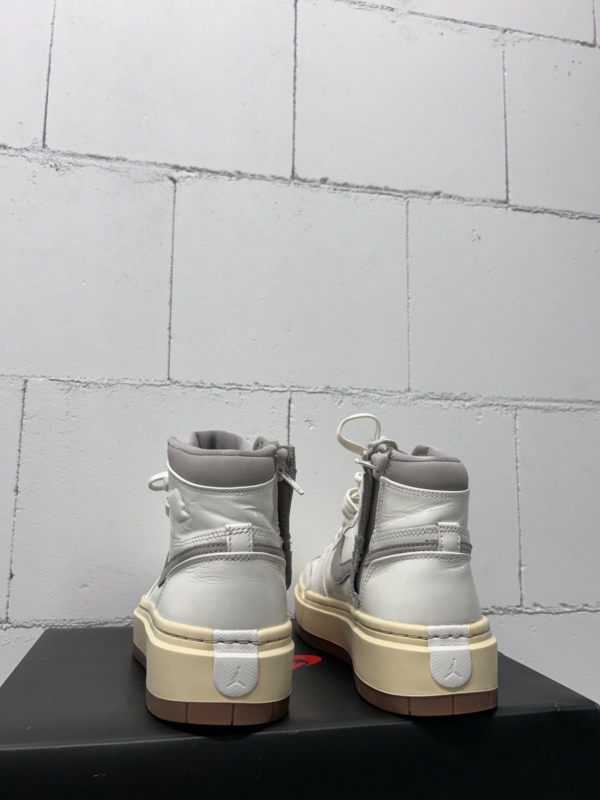 Jordan Brand × Nike Nike Air Jordan 1 Elevate High SE US 7.5 / 24.5 cm Size US 5.5 / EU 38 - 6 Thumbnail