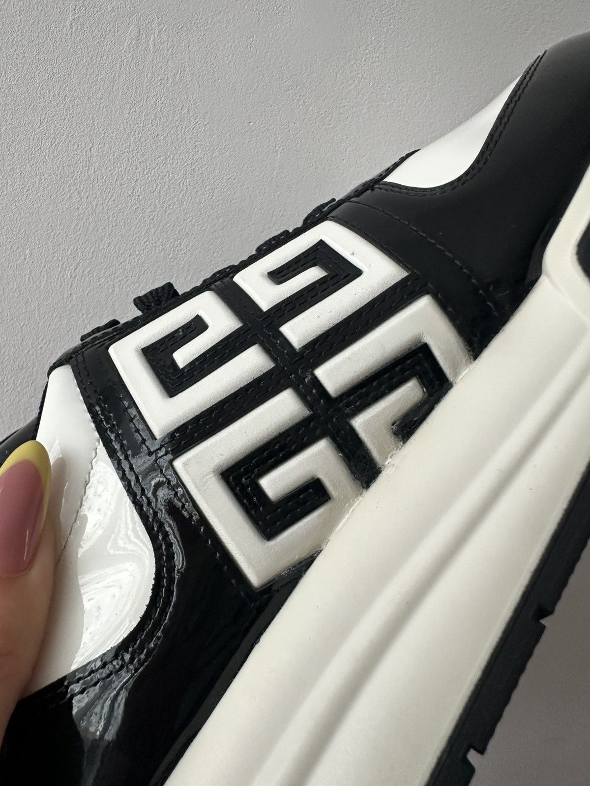 Givenchy Givenchy G4 leather low trainers designer sneakers premium Size US 9 / IT 39 - 13 Thumbnail