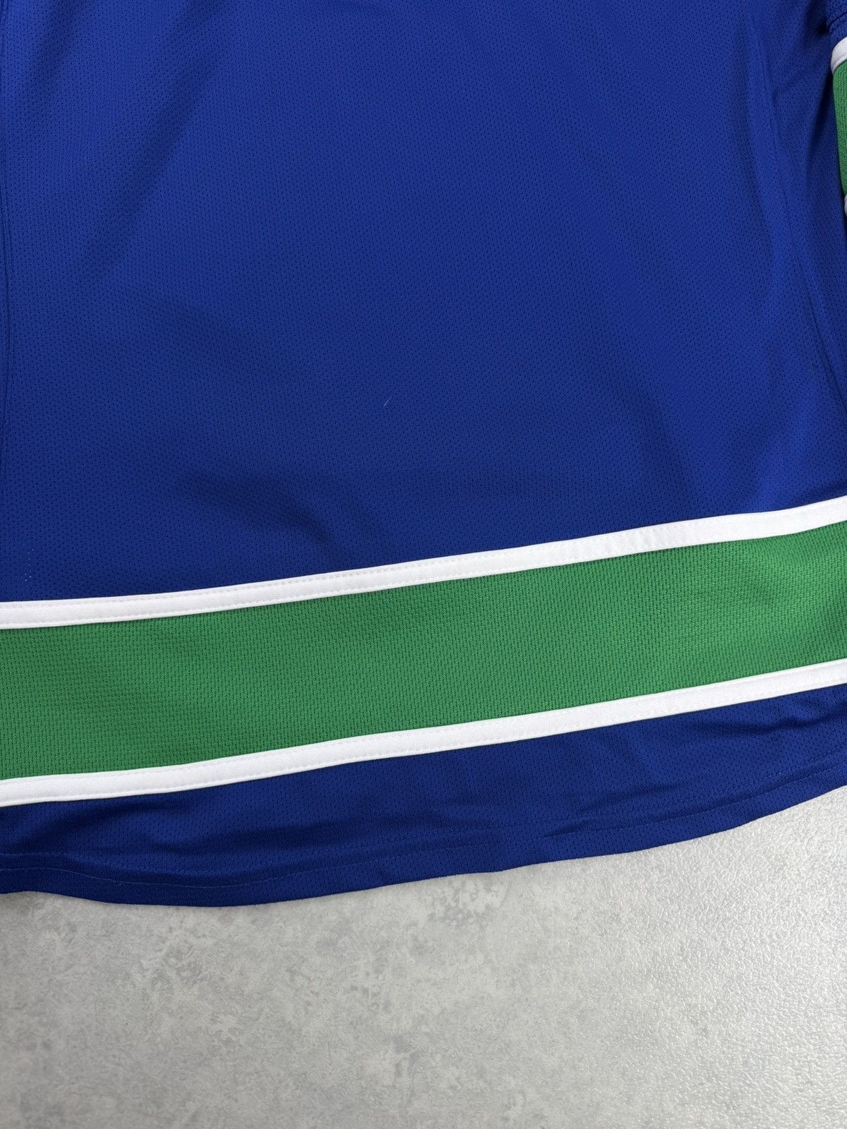 NHL Reebok NHL Vancouver Canucks Hockey Jersey Womens M Size M / US 6-8 / IT 42-44 - 12 Thumbnail