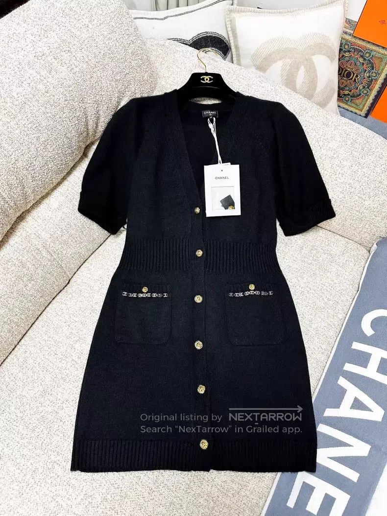Chanel Chanel Gold buckle V-neck cashmere knitted short-sleeved d Size XS / US 0-2 / IT 36-38 - 1 Thumbnail