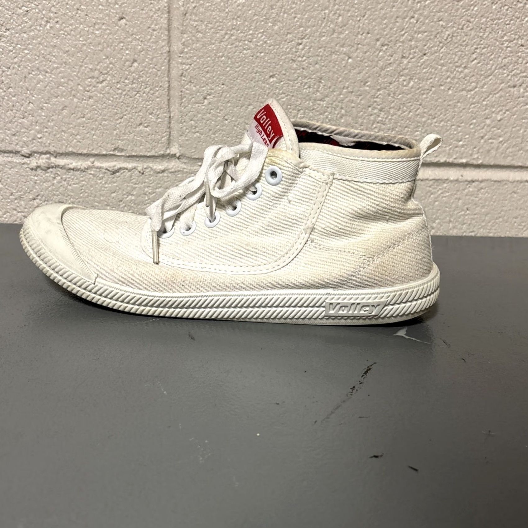 Vintage VINTAGE Volley High Leap Sneaker Mens 7 EU 39 All White Lace Up Unisex White Sneakers Mens Size 7 EU 39 Australia Volley High Leap Sneaker Size US 6 / EU 39 - 7 Thumbnail