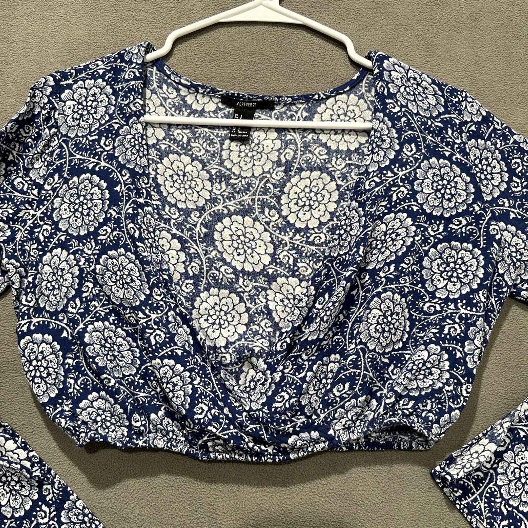 Forever 21 FOREVER 21 Crop Top Women S Blue Floral Paisley Bell Sleeve Flowy Rayon Shirt Size S / US 4 / IT 40 - 2 Thumbnail