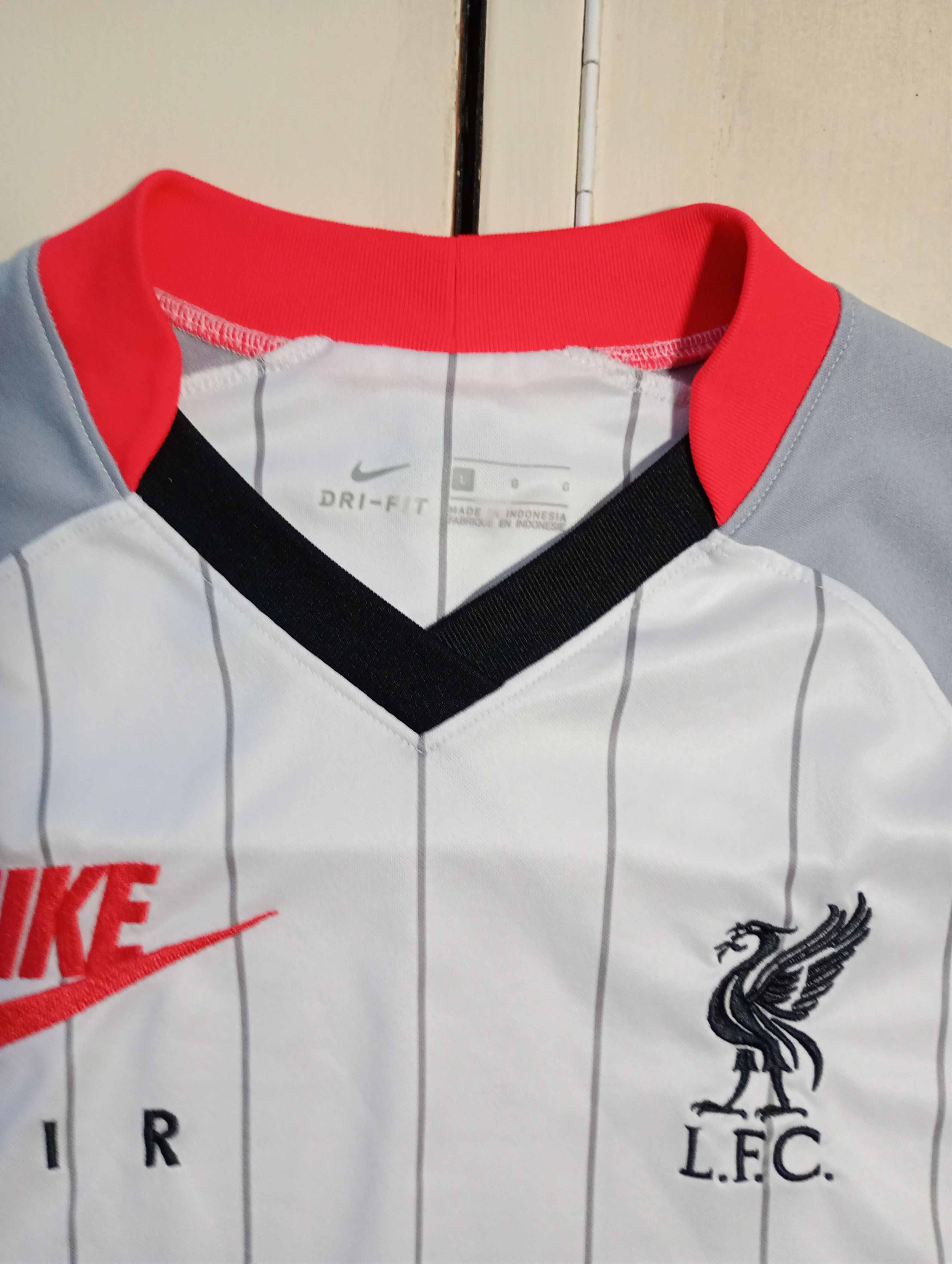 Nike LIVERPOOL FC STADIUM AIR MAX 2020/2021 TRAINING JERSEY Size US L / EU 52-54 / 3 - 6 Thumbnail