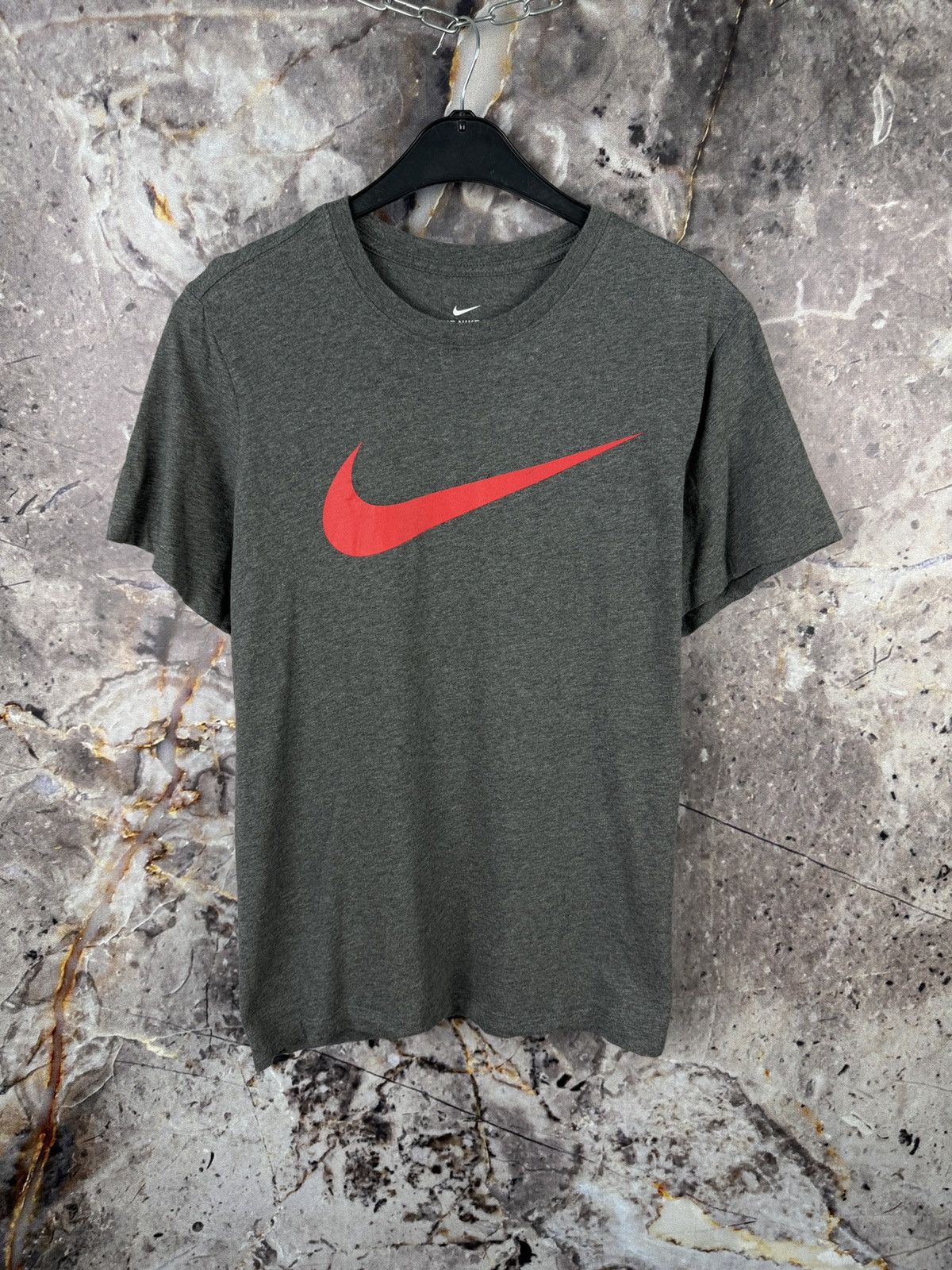 Nike Men’s Nike Swoosh T-Shirt Gray Red Streetwear Size Medium Size US M / EU 48-50 / 2 - 1 Thumbnail