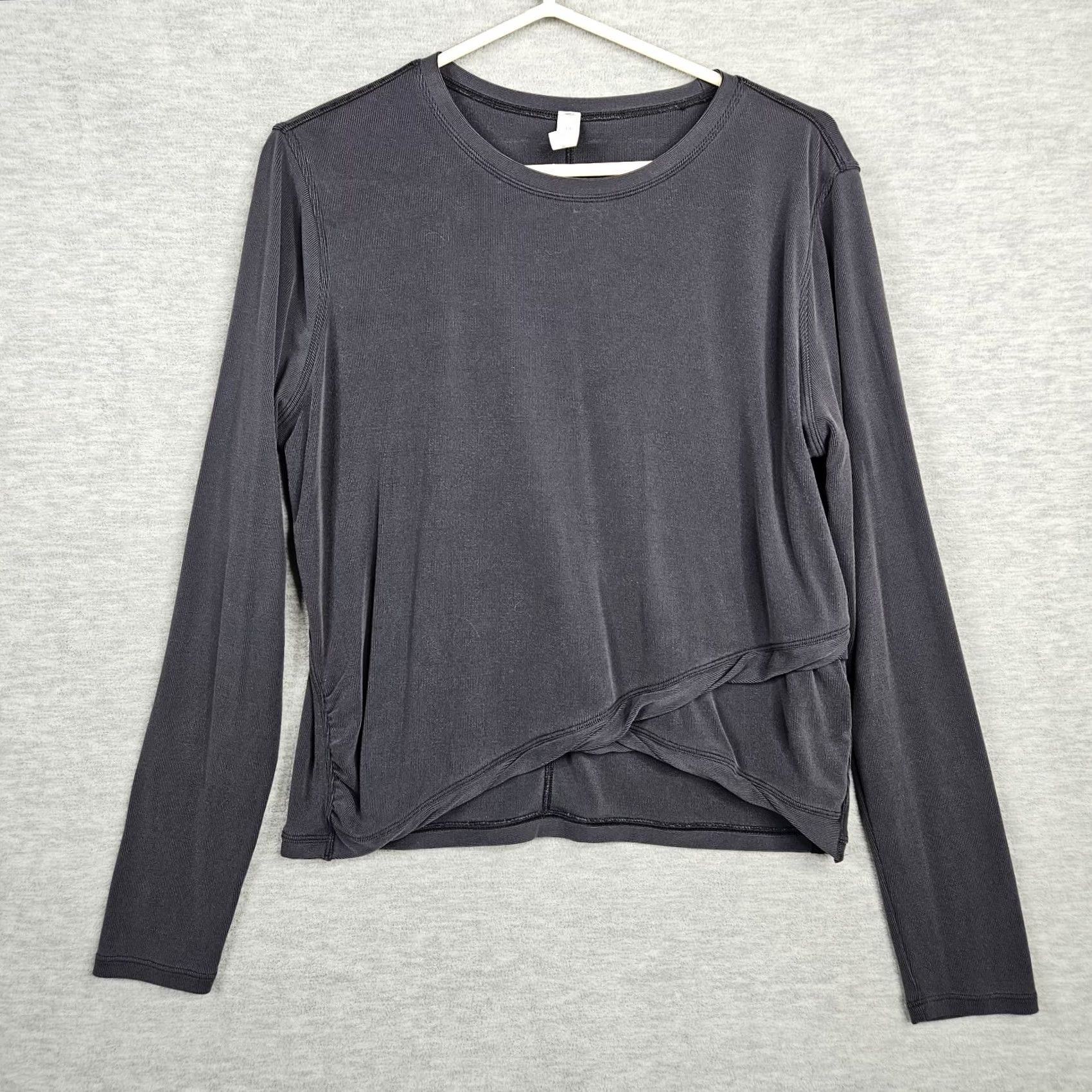 Lululemon Lululemon Do the Twist Long Sleeve Shirt Slim Fit Crew Neck Women's Size 10 Black Reversible Activewear Top 10 Women James Size L / US 10 / IT 46 - 2 Thumbnail