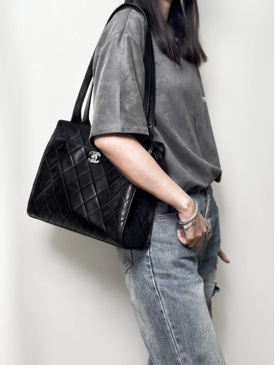 Chanel Chanel Vintage Lambskin Quilted Leather Shouler Bag Size ONE SIZE - 1 Thumbnail