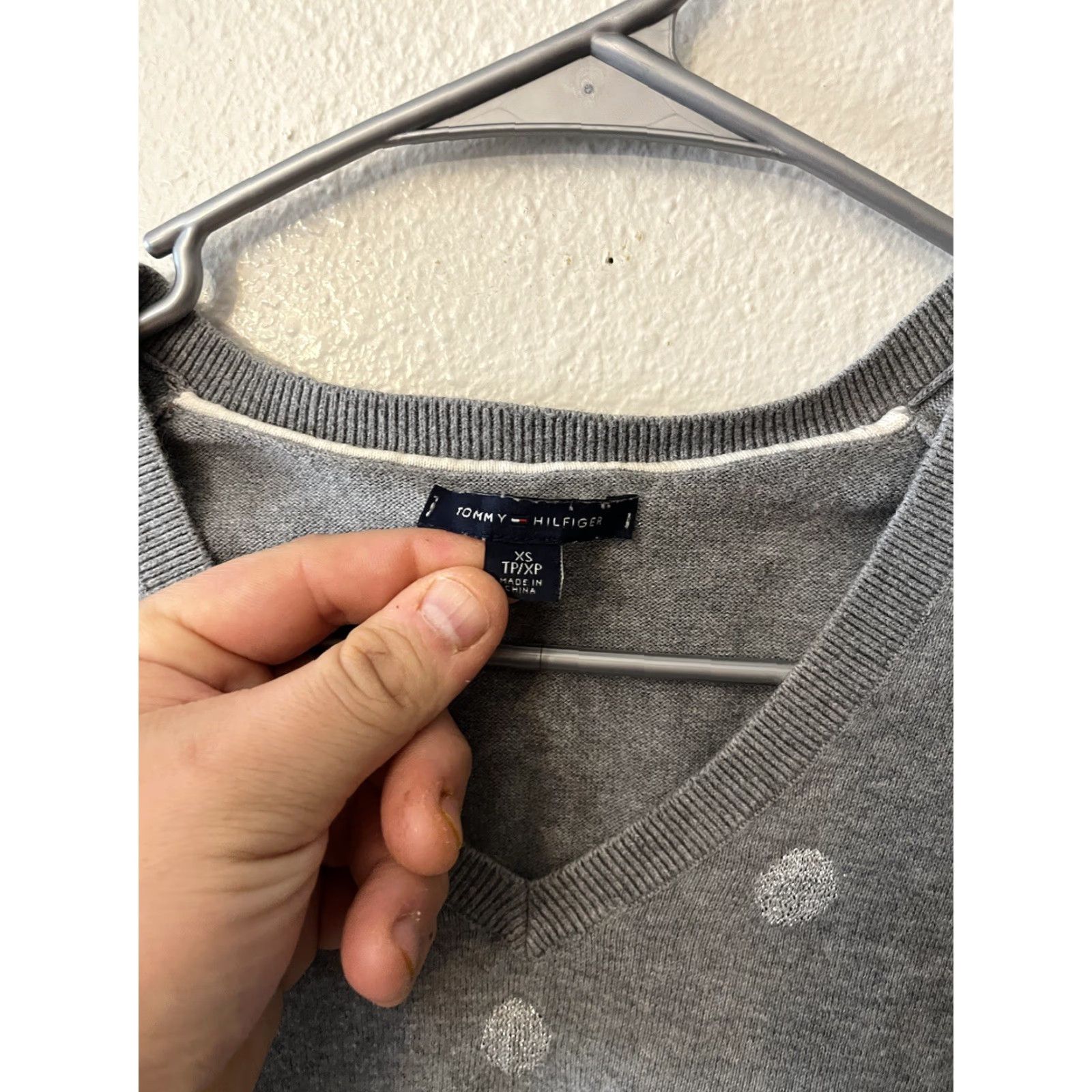 Tommy Hilfiger Tommy Hilfiger Gray White Polka Dot V Neck Pullover Sweater Womens XS Size Pullover Casual Womens Size XS / US 0-2 / IT 36-38 - 2 Thumbnail
