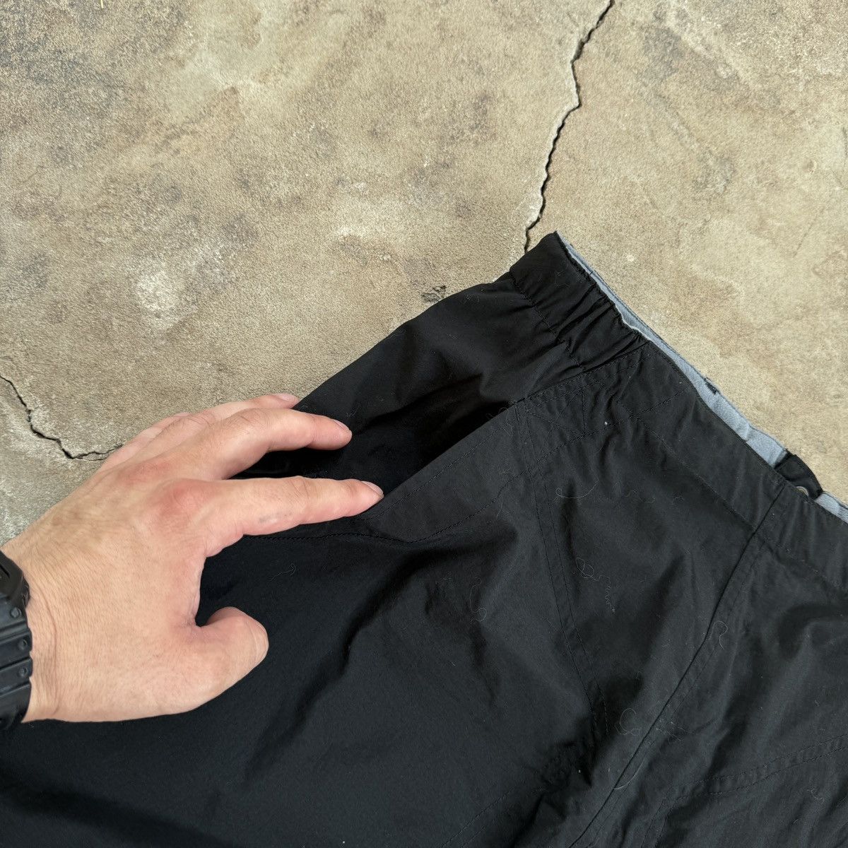 Mountain Hardwear Mountain Hardwear Nylon Black Outdoor Cargo Shorts Size 28" / US 6 / IT 42 - 6 Thumbnail