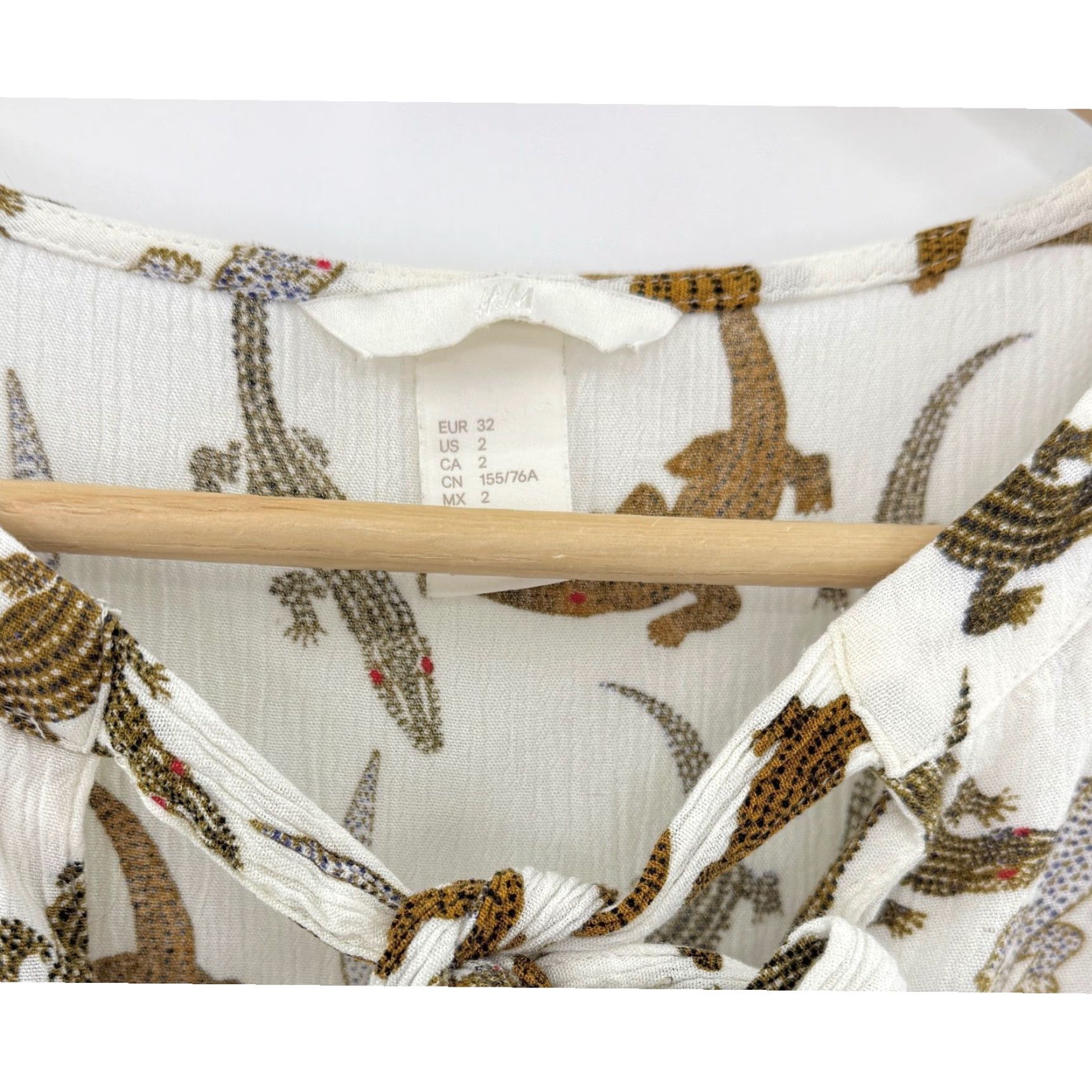 H&M H&M Women's White Alligator Print Tie Neck Short Sleeve Blouse Size 2 Office Size XS / US 0-2 / IT 36-38 - 3 Thumbnail