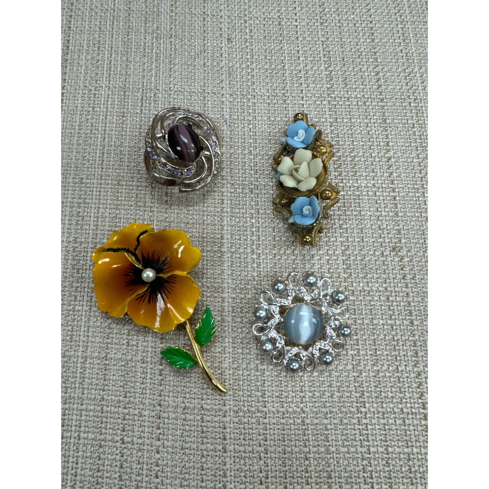 Vintage Set of 4 beautiful vintage women’s brooches SKU 4426 Size ONE SIZE - 1 Thumbnail