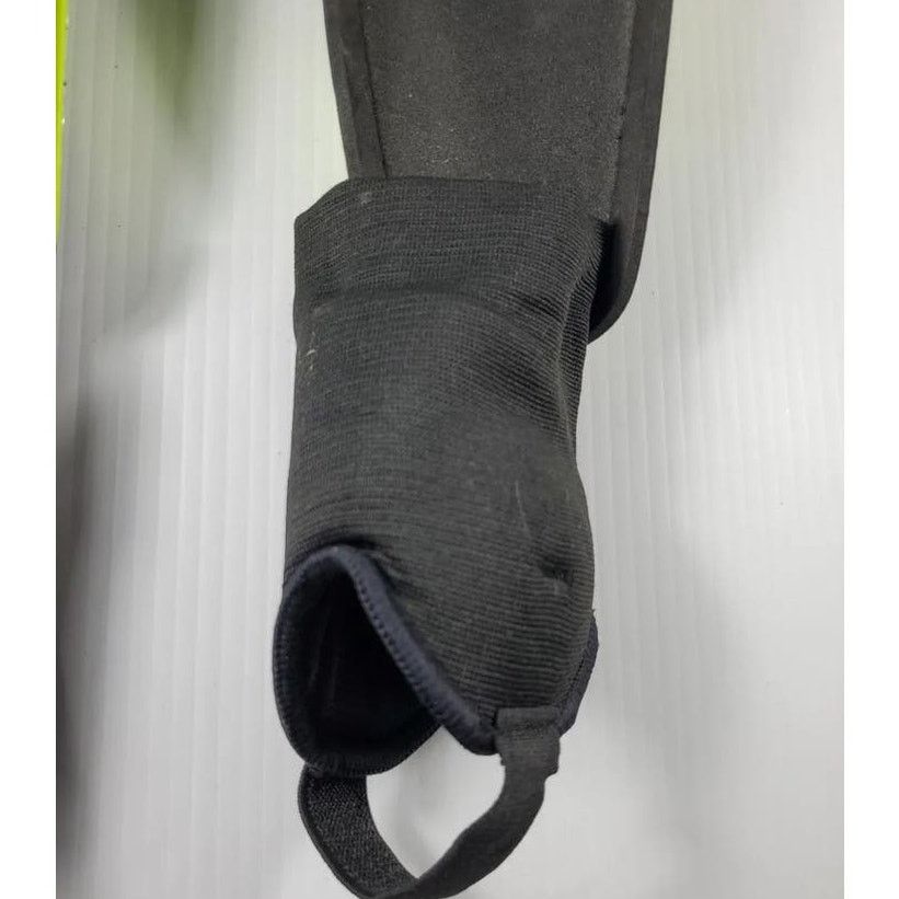 Umbro Umbro Jr Stirrup Soccer Shinguards 4' 7"- 5' 3" New Soccer Size ONE SIZE - 9 Thumbnail