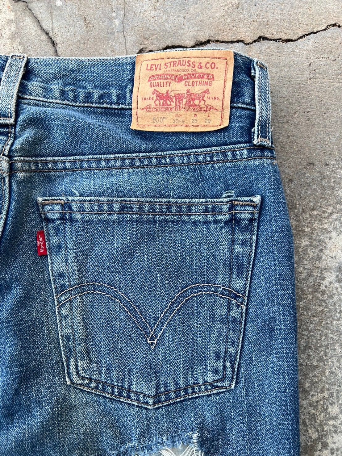 Levi's VINTAGE 2000s LEVI'S 550 DISTRESSED JEANS Size US 31 - 15 Thumbnail